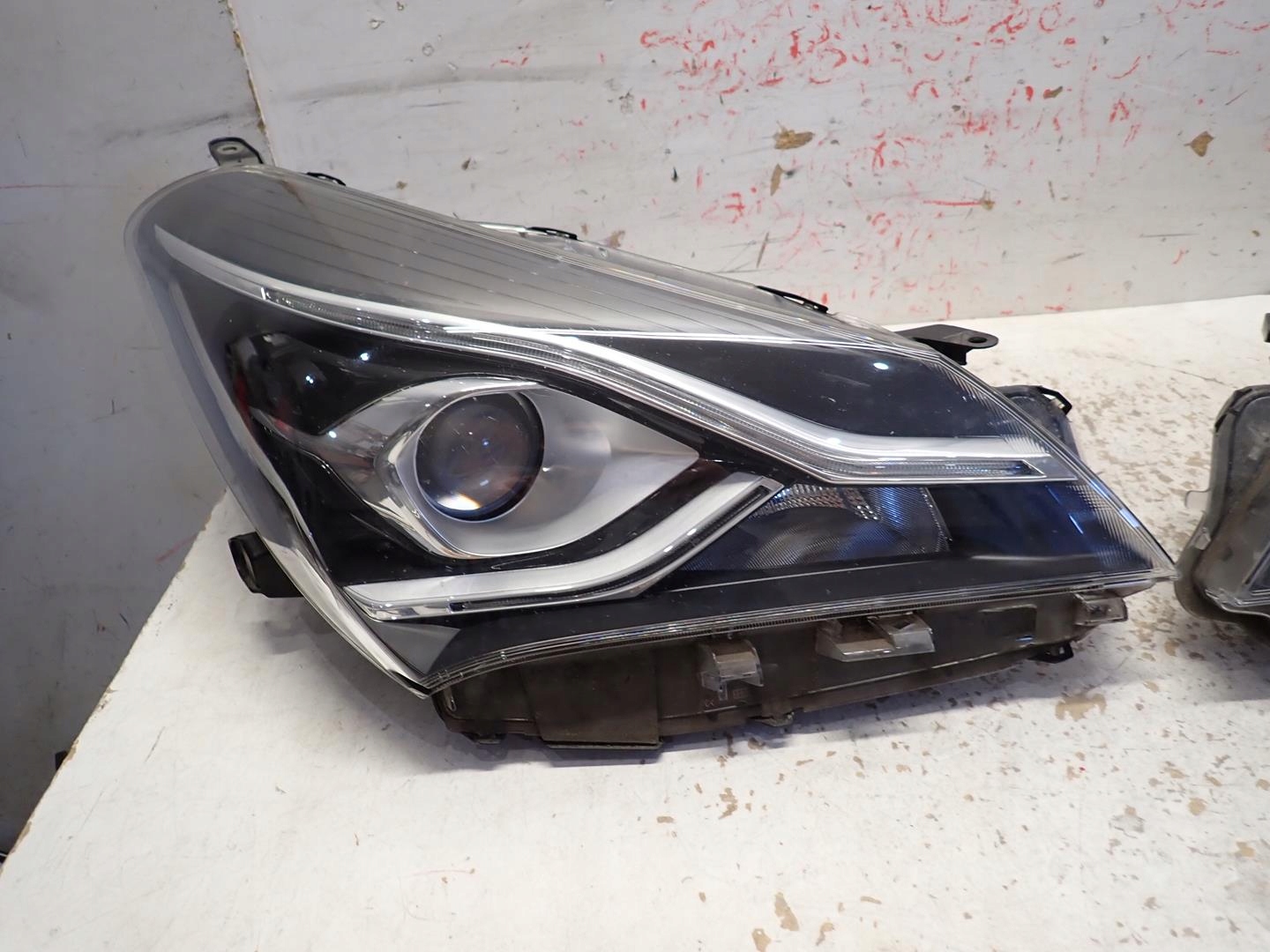 light front front right TOYOTA YARIS III LIFT 2017- LED