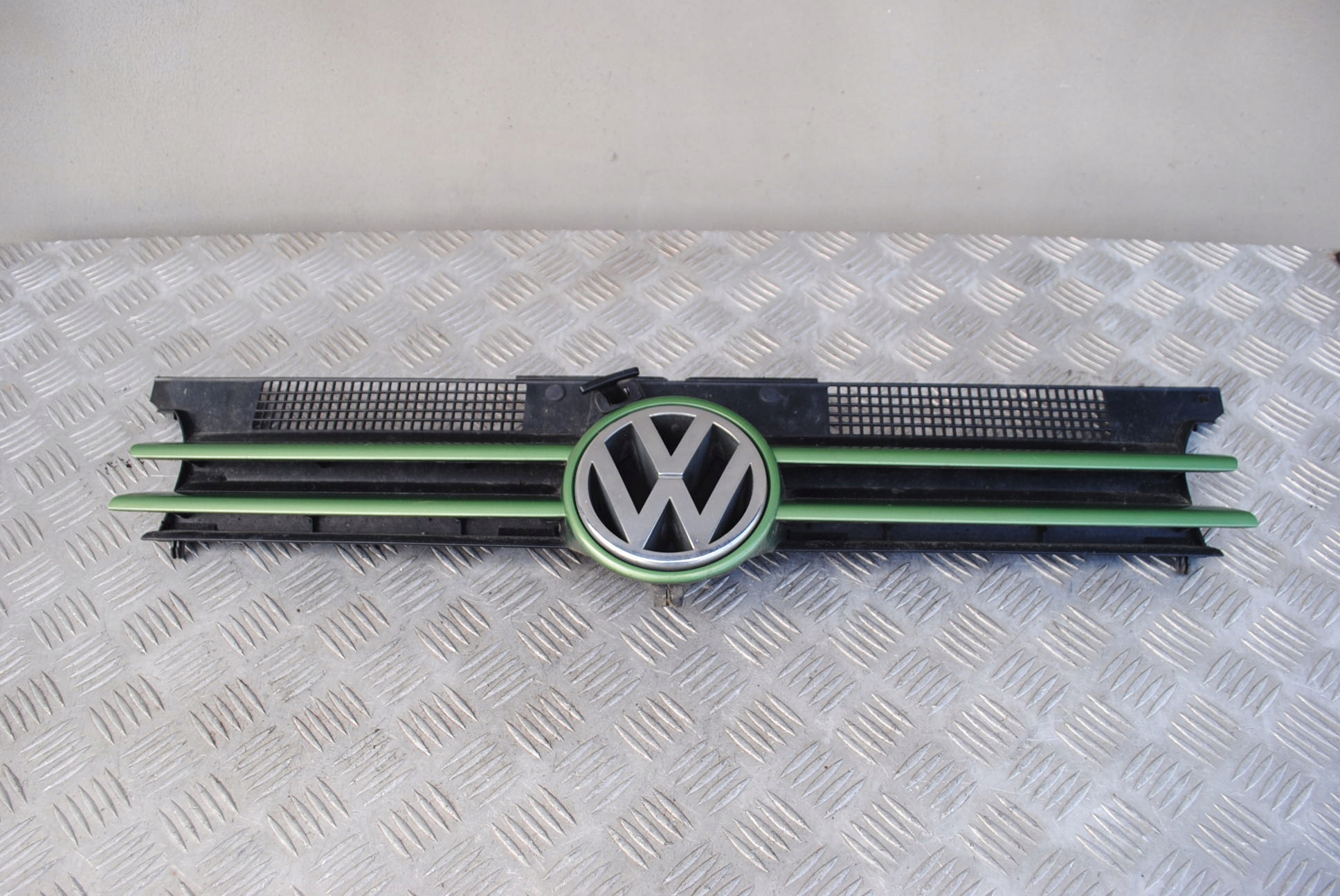 решетка радиатора LA6P vw Golf IV