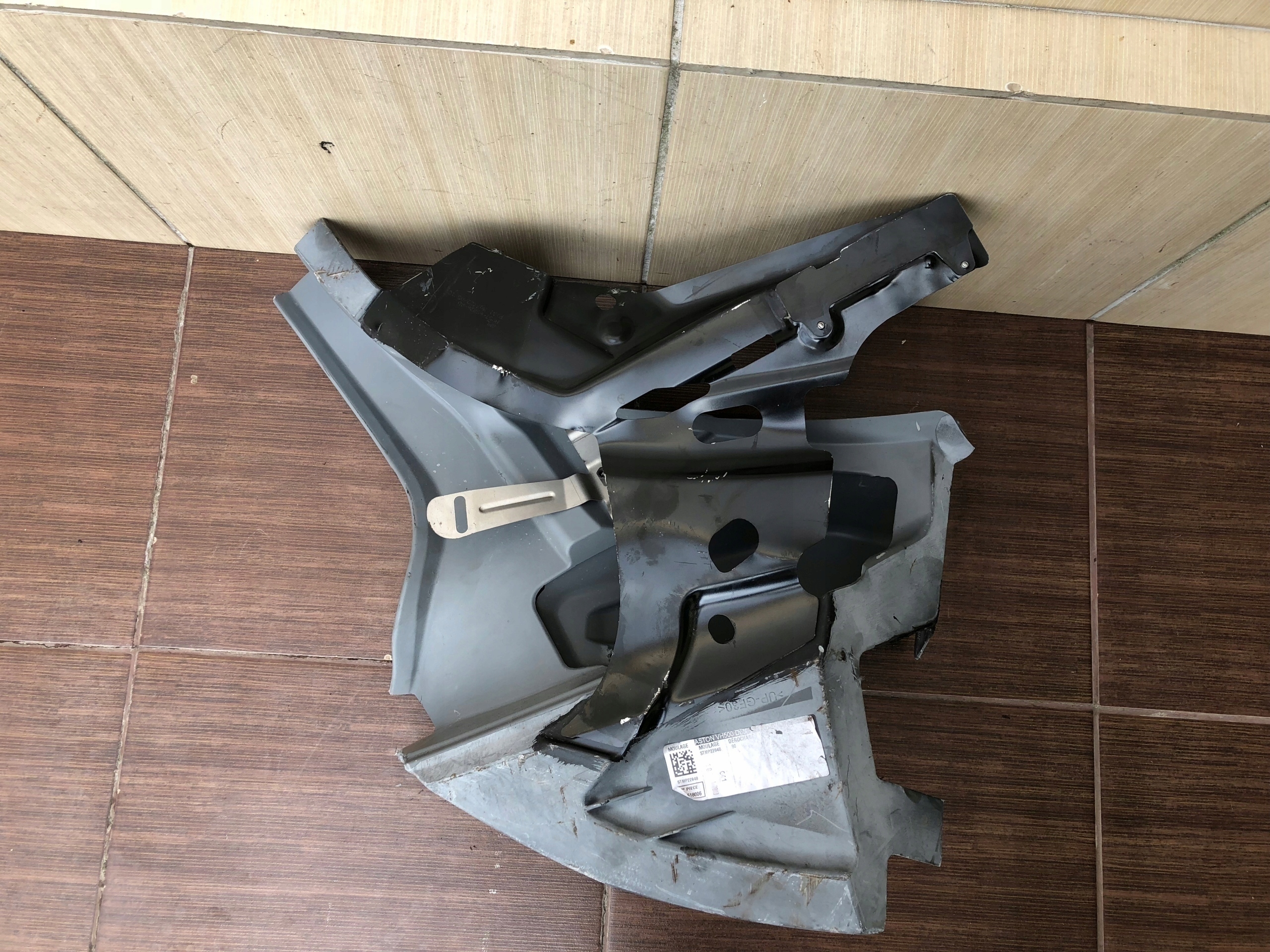 KIELICH ĆWIARTKA POSZYCIE ASTON MARTIN VH500 DB9 Producent części Aston Martin