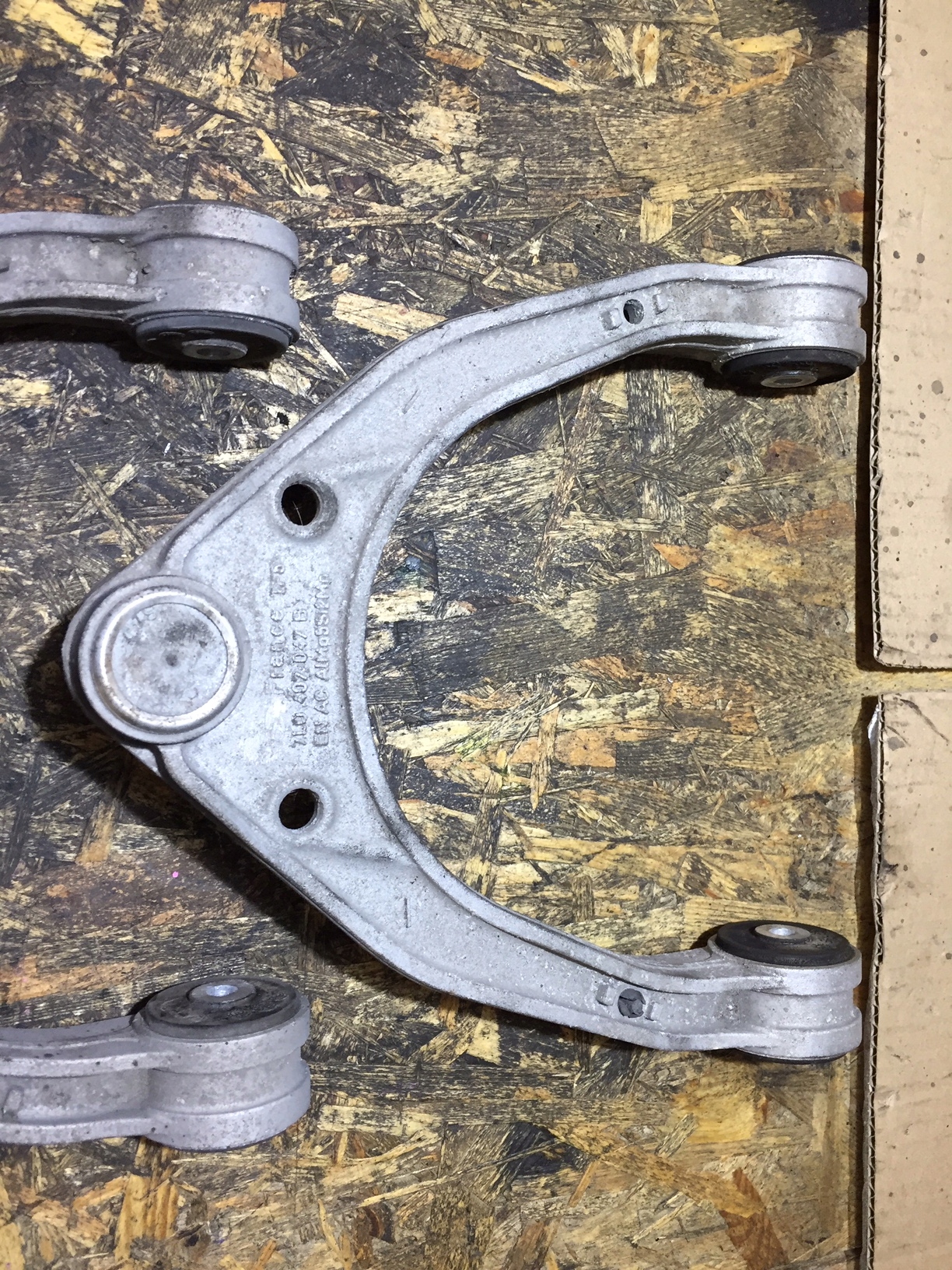 AUDI Q7 4L arm upper front front 7L0407047B