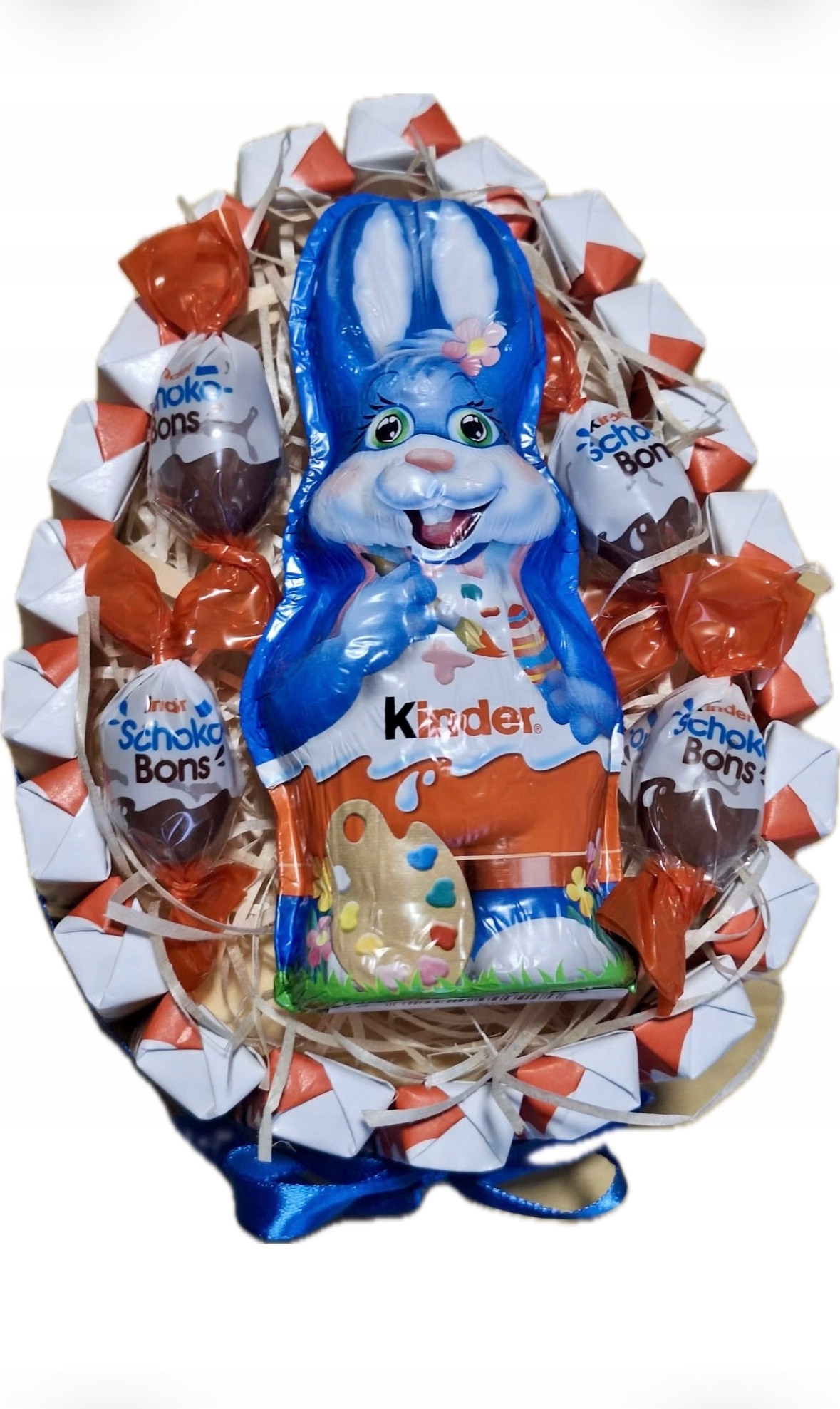 Levně Dort ze sladkostí s králíkem – Dort jako dárek k sadě sladkostí na Velikonoce