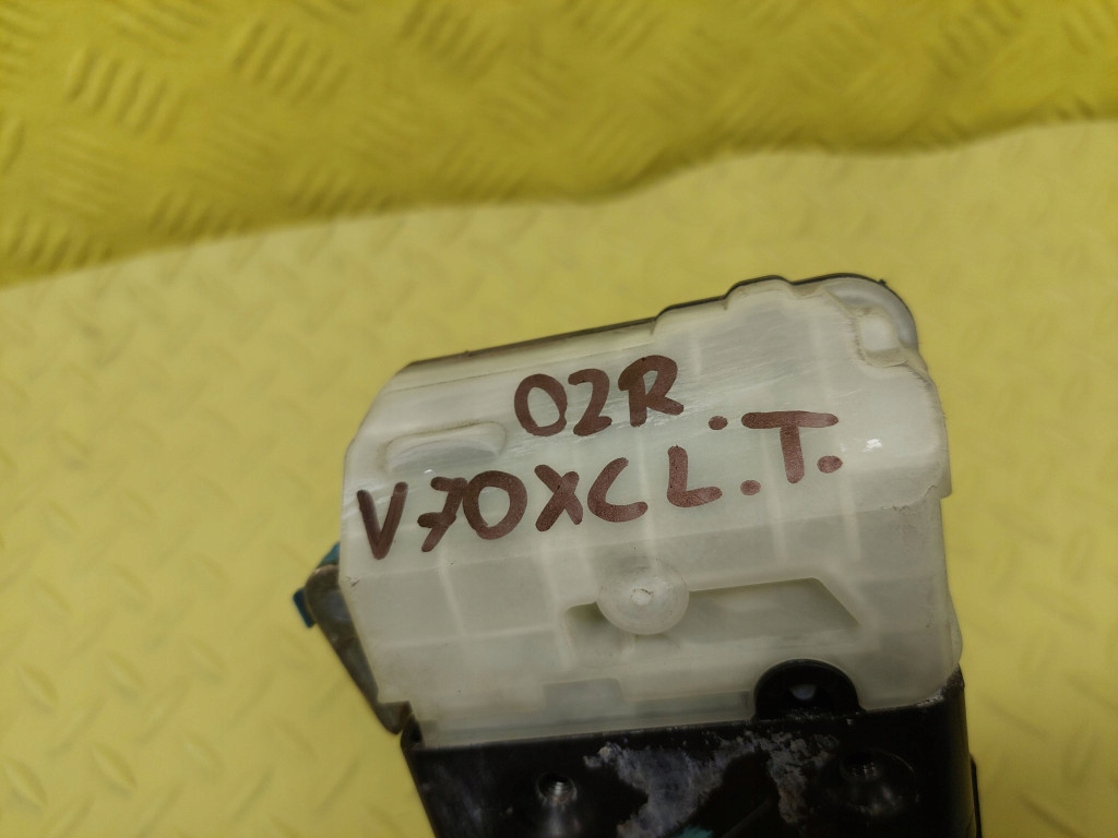 VOLVO V70 XC KOMBI lock door left rear part