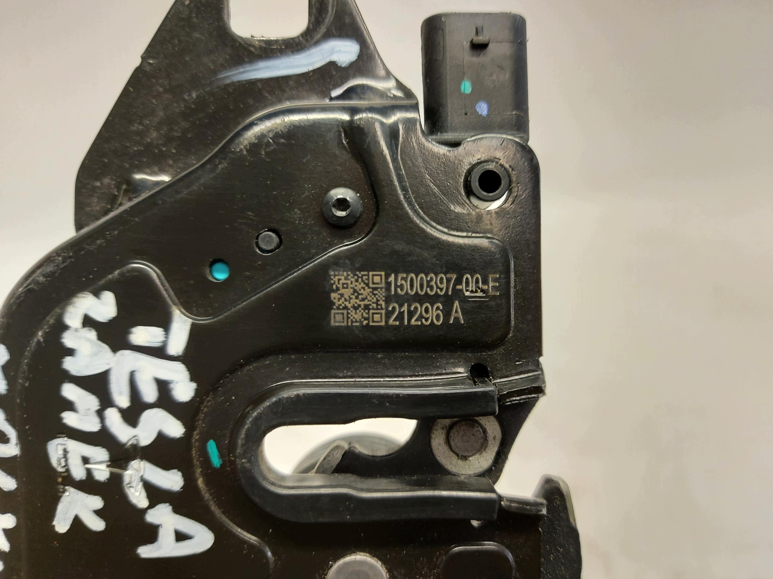 TESLA MODEL 3 2022r bonnet latch lock front 1500397-00-E