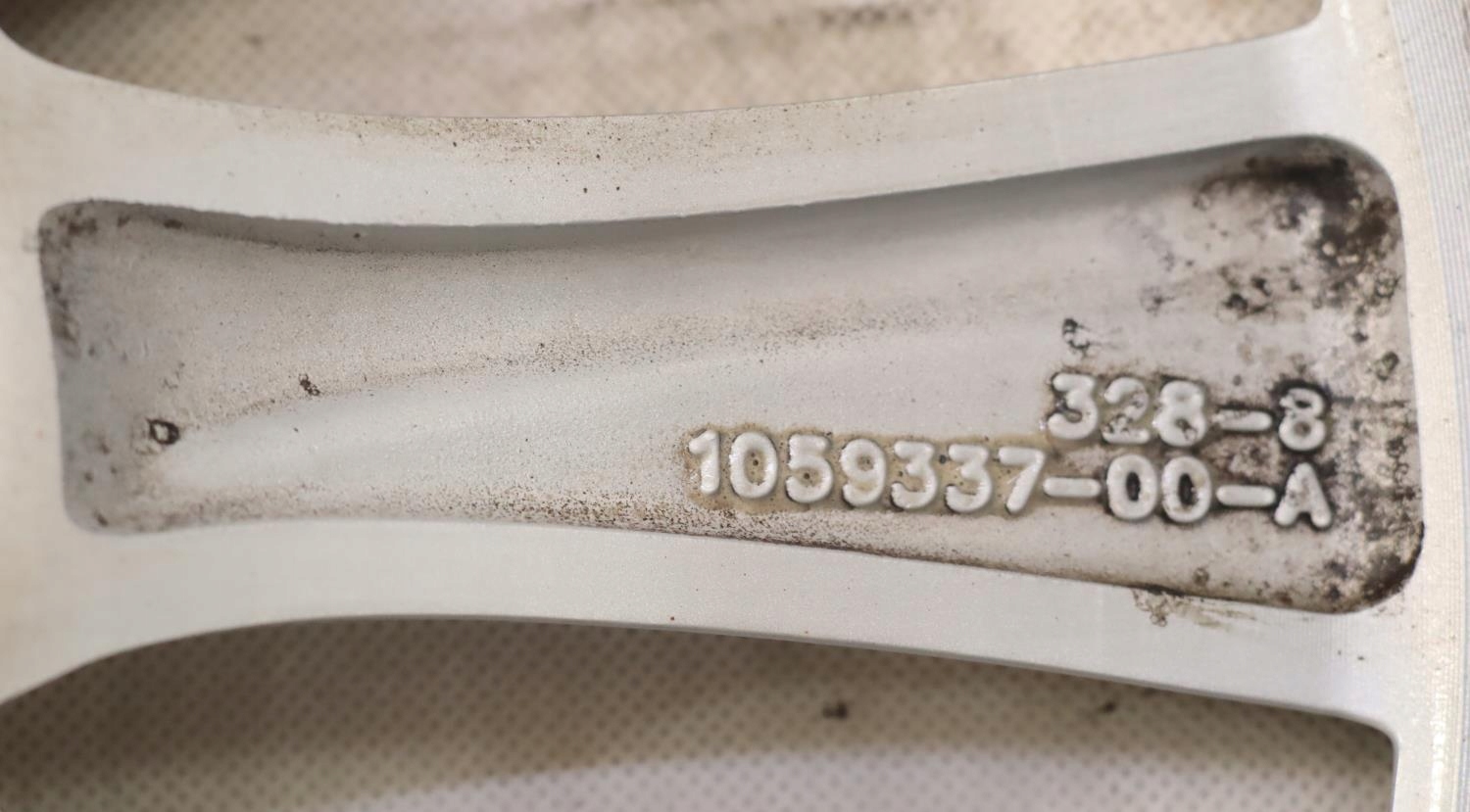 TESLA MODEL S FELGA 19X8J ET40 1059337-00-A Model MODEL S