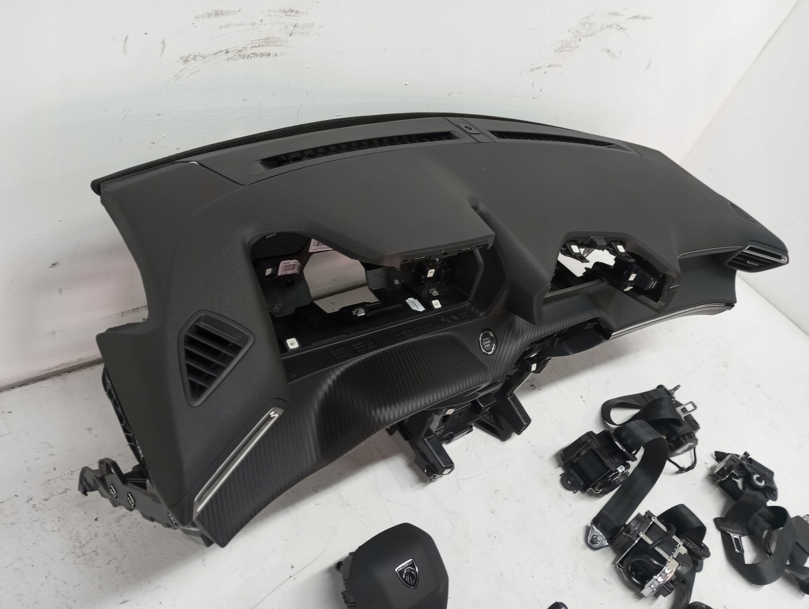 console dashboard PEUGEOT 2008 CARBON 23R green NIC