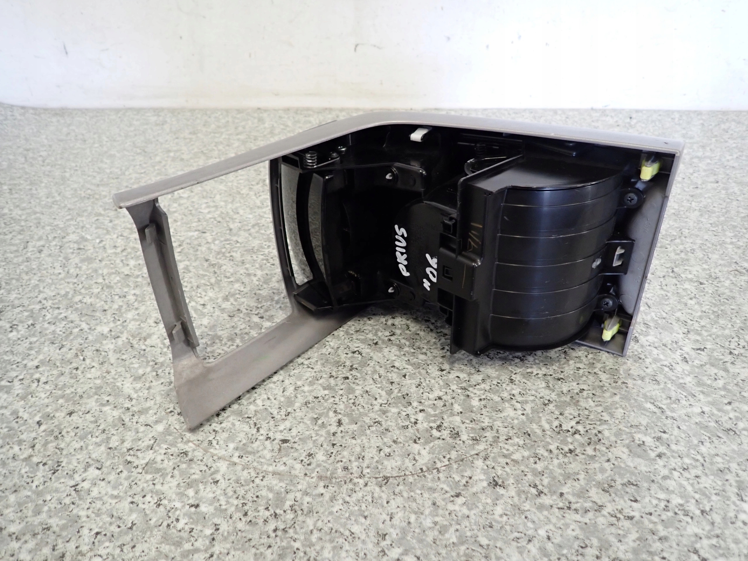 TOYOTA PRIUS II 03-09 бардачок тунель середина