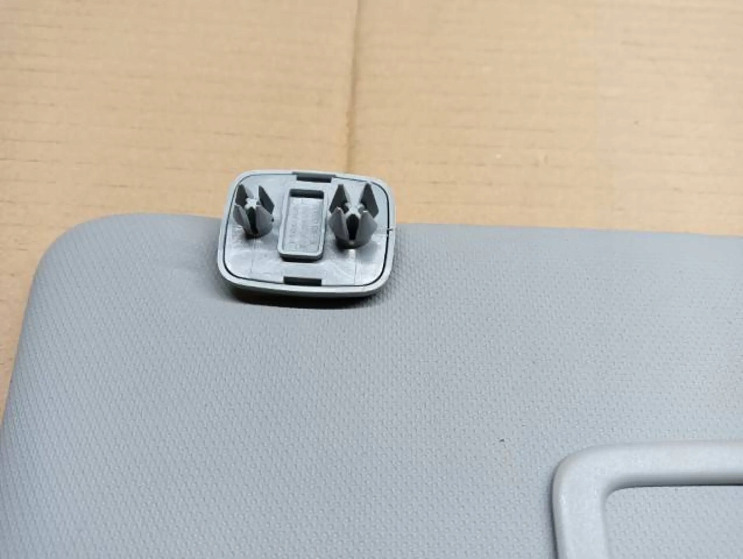 SŁONECZNIK DASZEK PRAWY AUDI A1 8X PODSWIETLENIE Producent części Audi OE