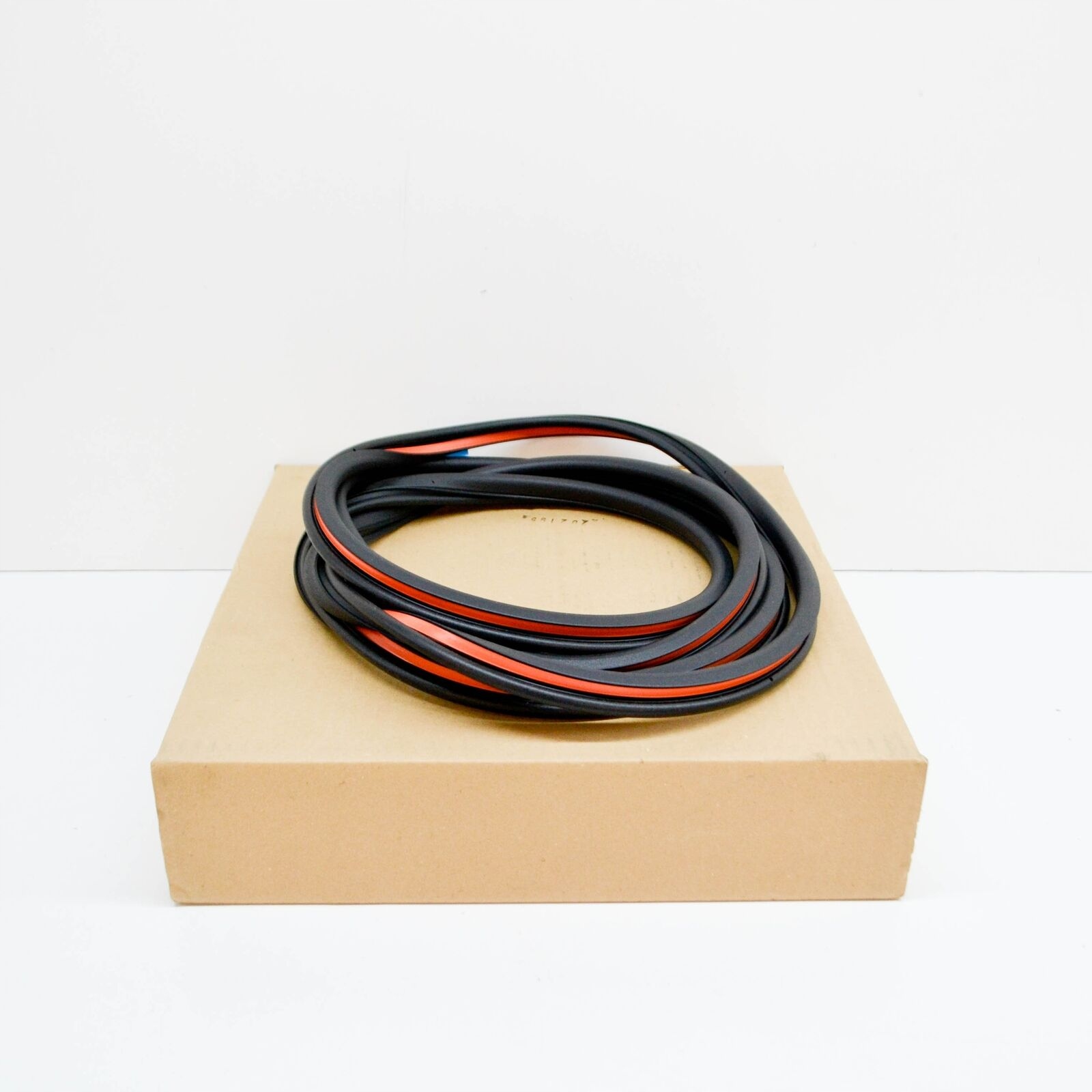 УЩІЛЬНЮВАЧ ЛЮКА AUDI A4 B9 AVANTw9877459