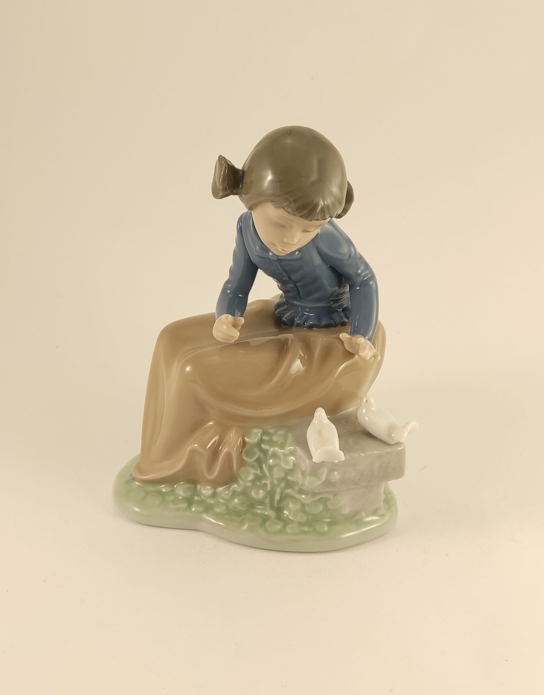 Figurka Porcelanowa Dziewczynka - LLADRO NAO