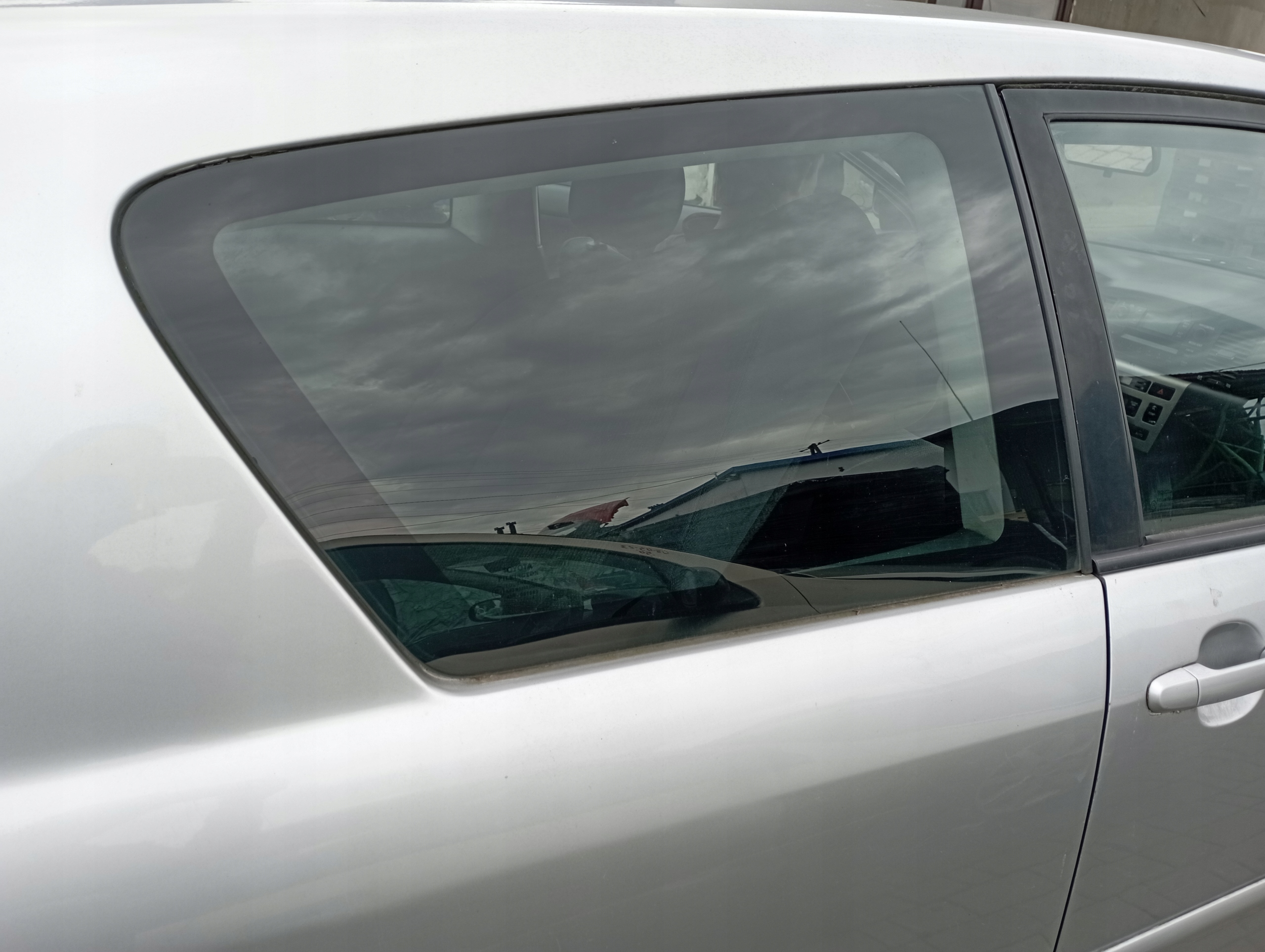 TOYOTA COROLLA E12 3D кузовное стекло правое заднее