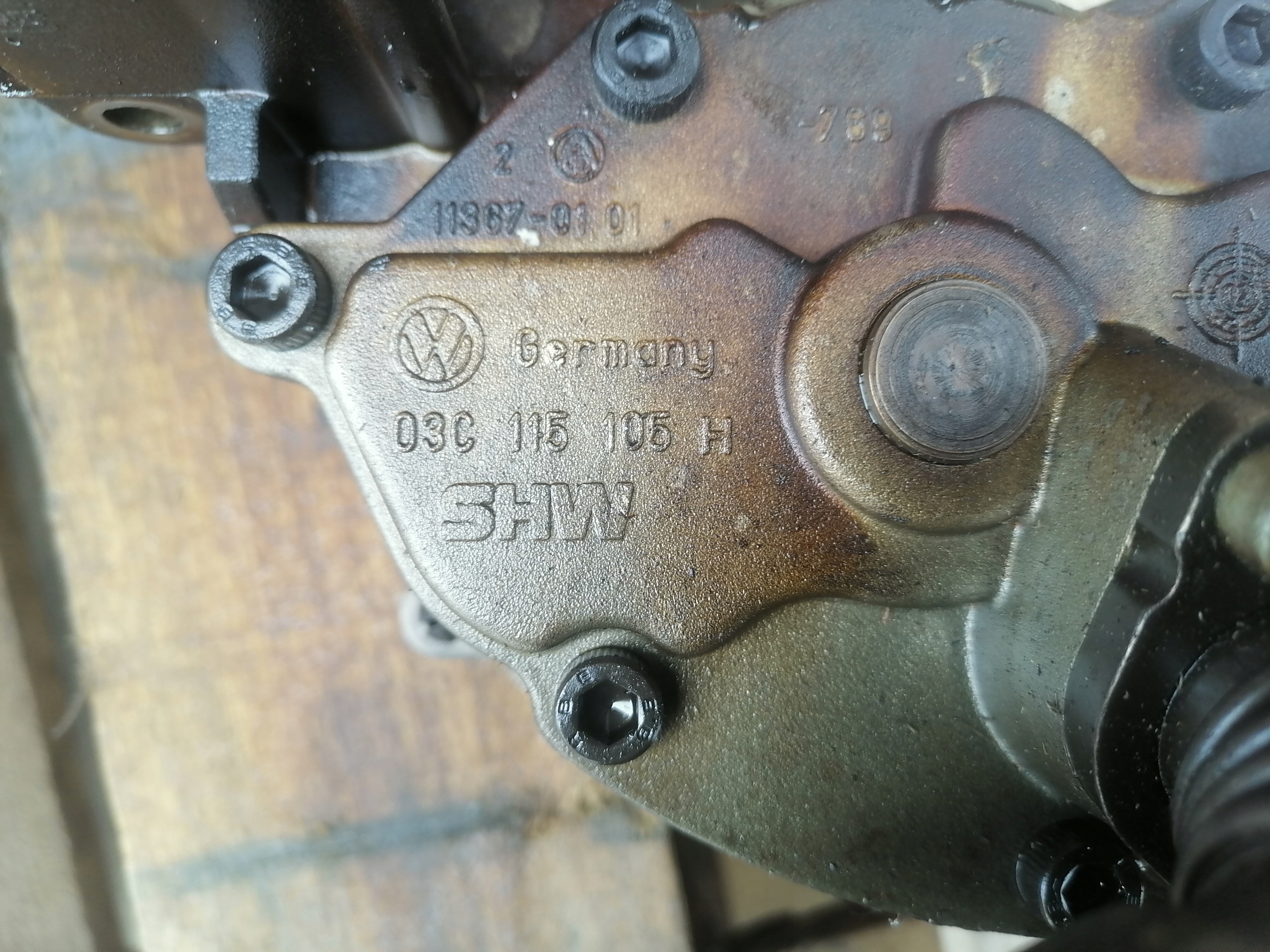 VW AUDI SEAT SKODA OE 03C115105H Ölpumpe