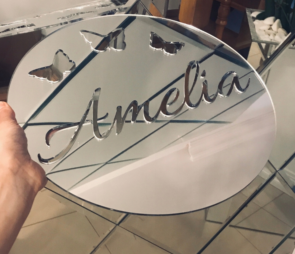 DEKORACJA LUSTRZANA KOLO Z IMIENIEM DZIECKA MOTYLE Długość/wysokość 30 cm