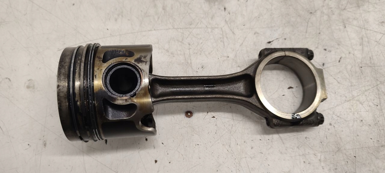 piston connecting rod Audi A4 B7 2,0 TDI BRB