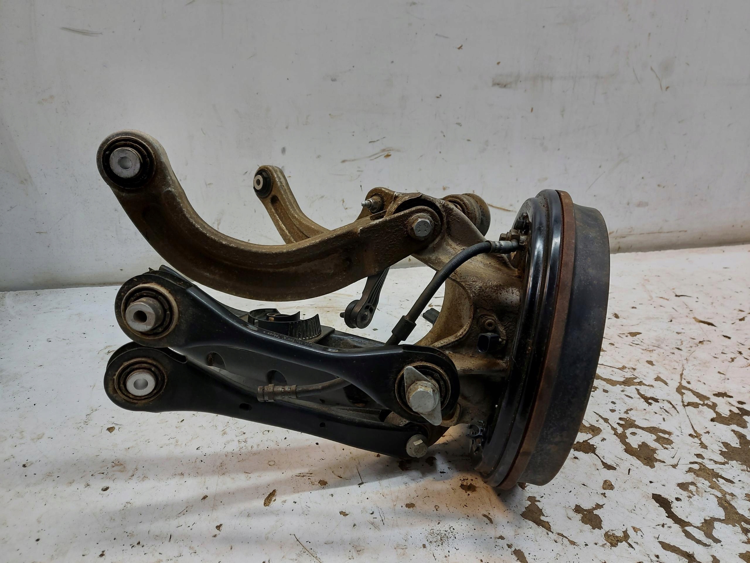 Audi Q4 E-TRON 89A 89E Mozzo FUSELLO perno mozzo Sospensione sinistra posteriore