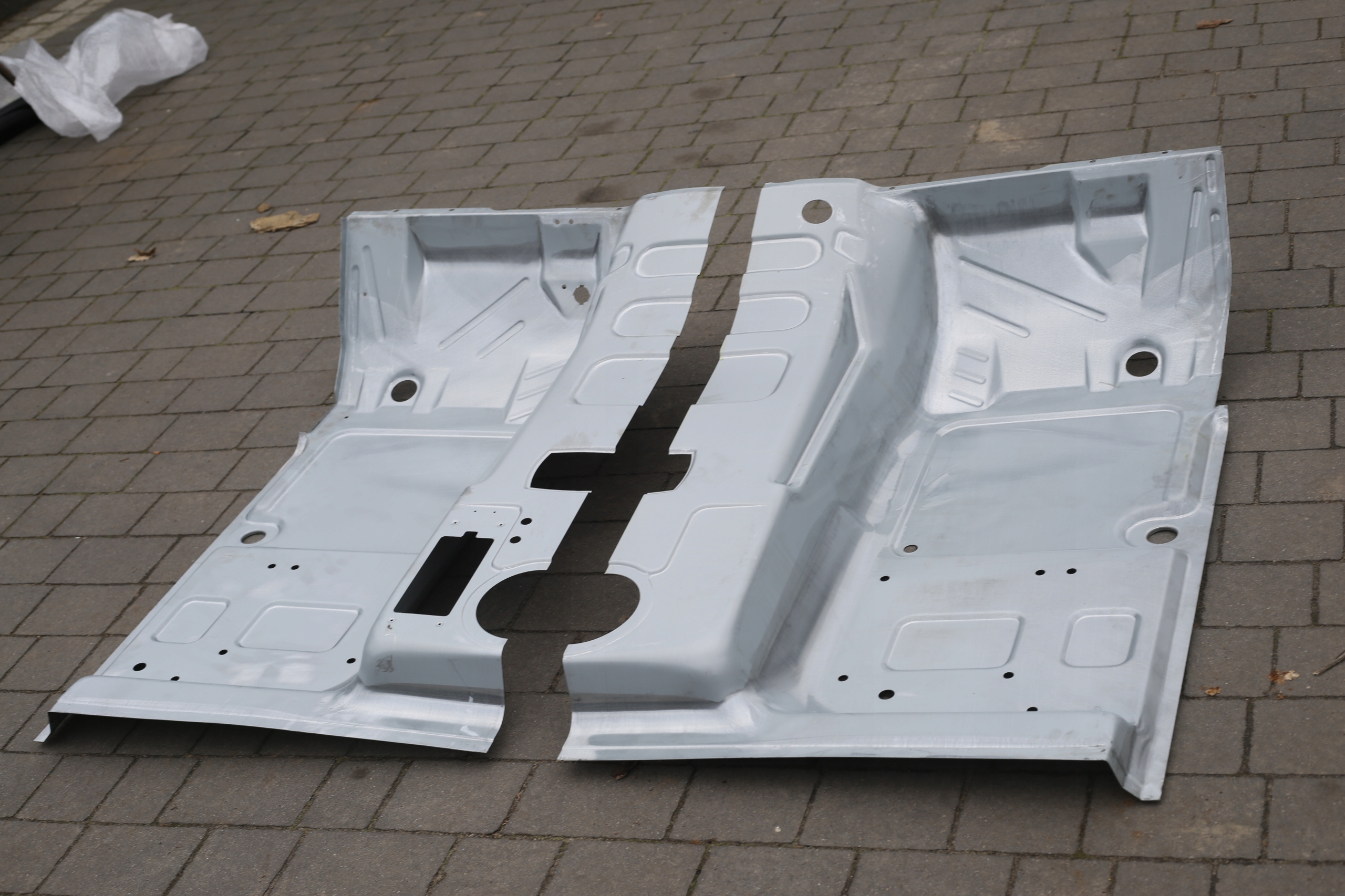 PODLOGA PRZOD L MERCEDES G KL GELENDA PUCH 460 461