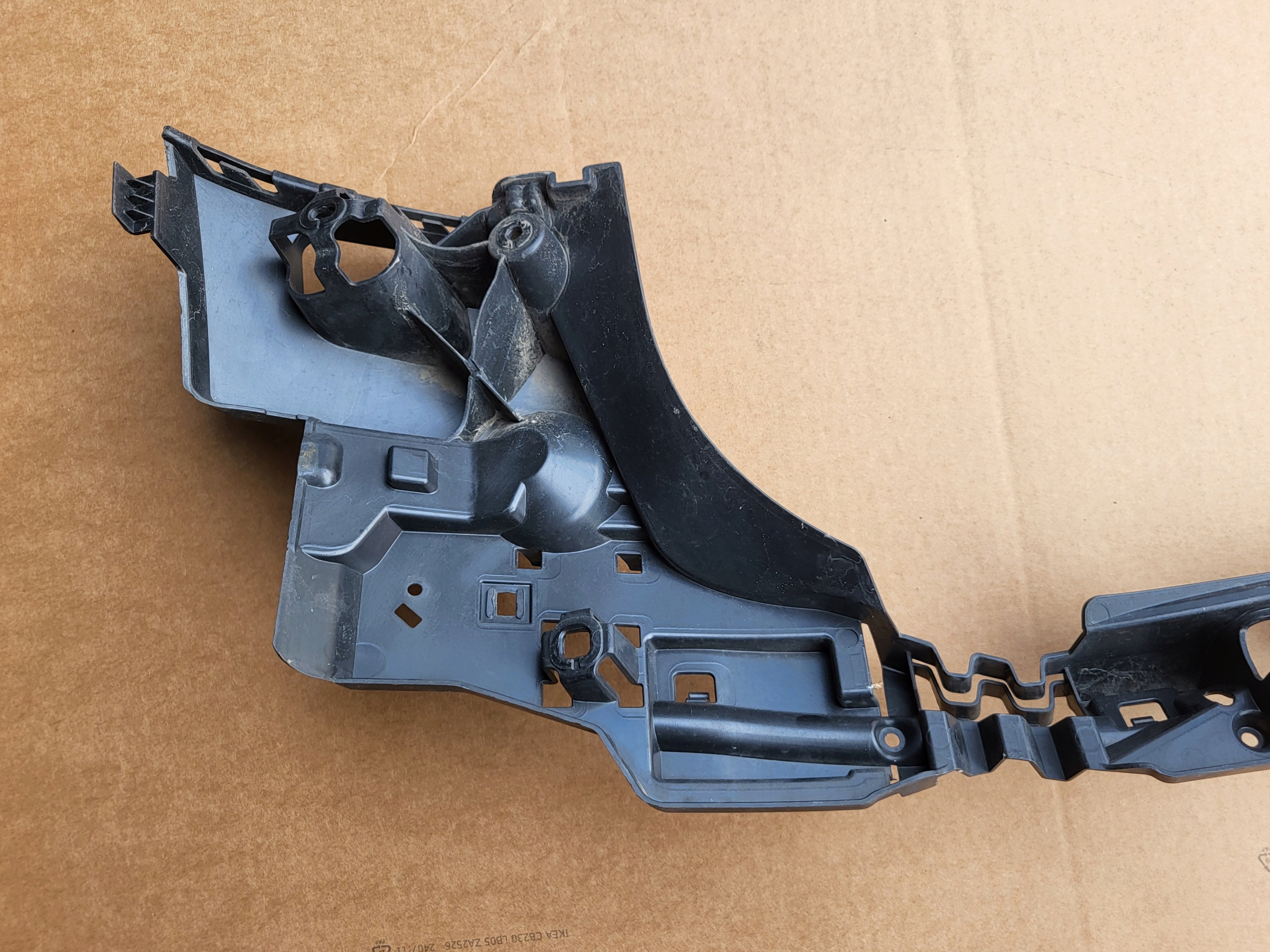 bumper bracket central rear part PROWADNICA rear console BMW 6 G32 OE 9464250