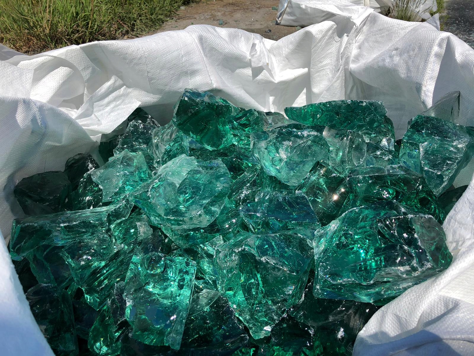 Sklo do zahrady zeleno tyrkysové 4 – 8 cm, hrudky 20 kg