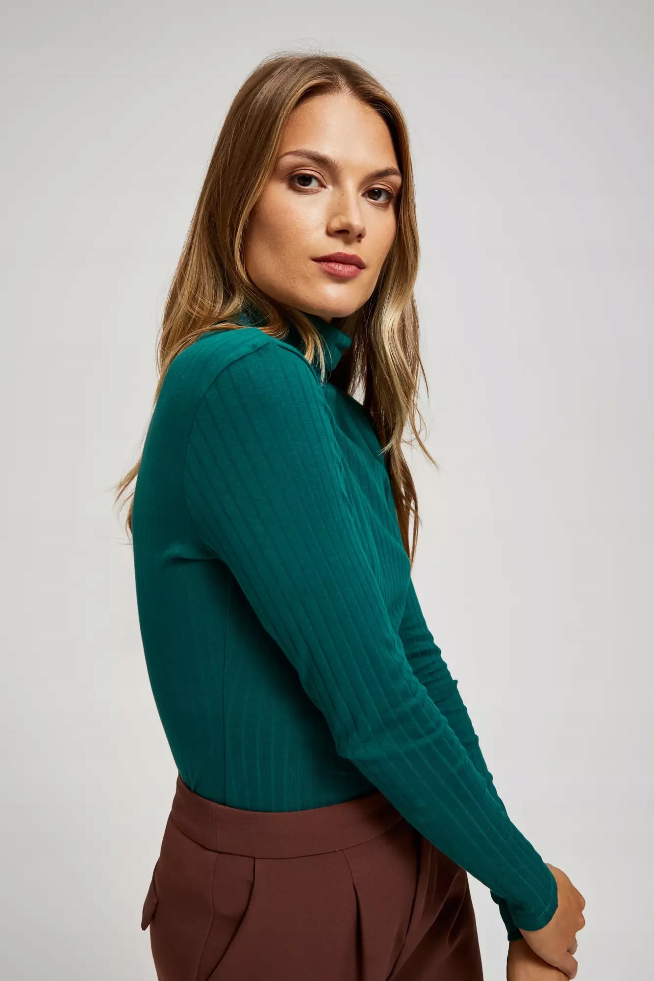 Prążkowana bluzka z golfem S od MOODO Rozmiar S