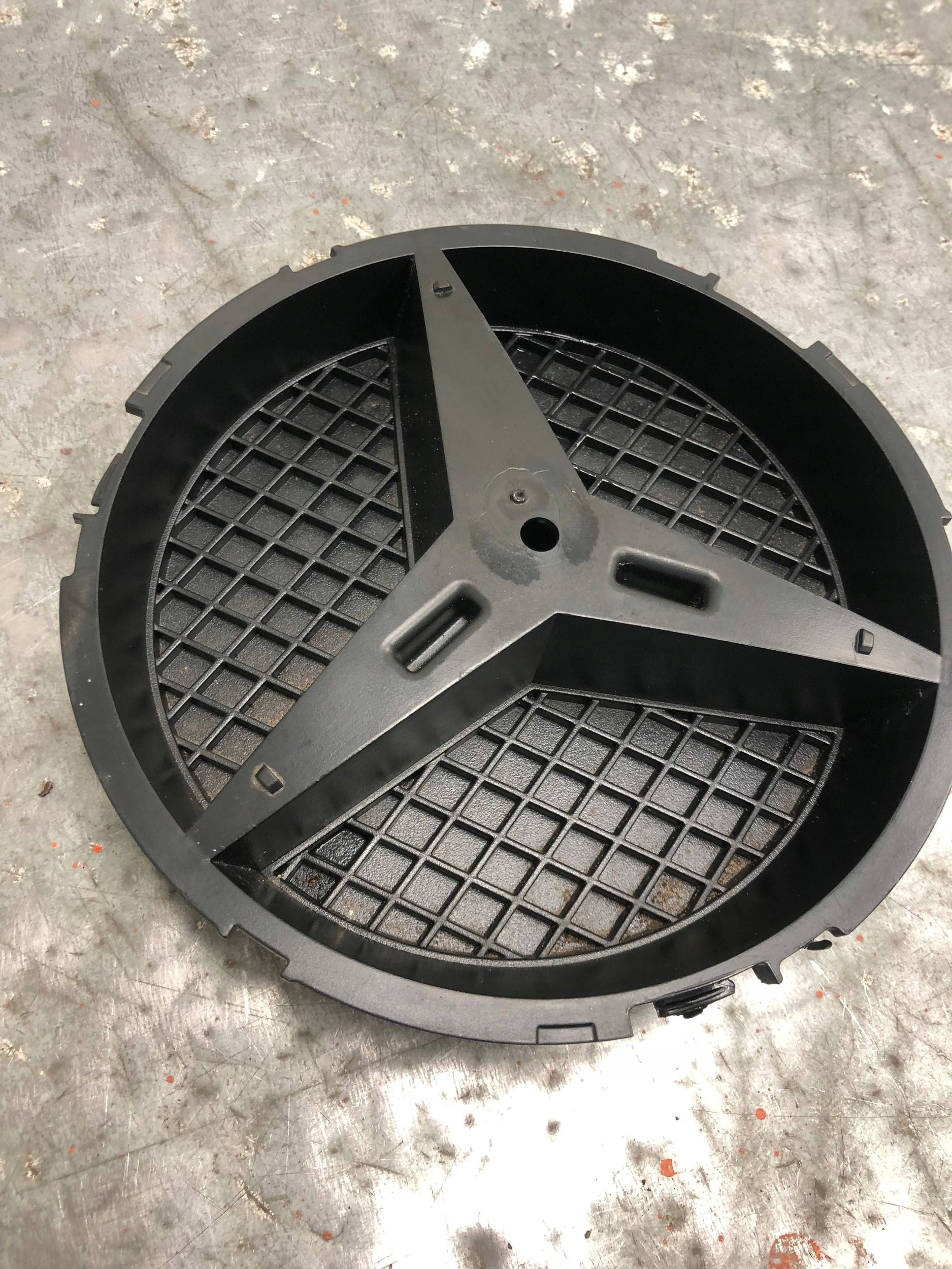 holder ZNACZKA front MERCEDES A0008880060