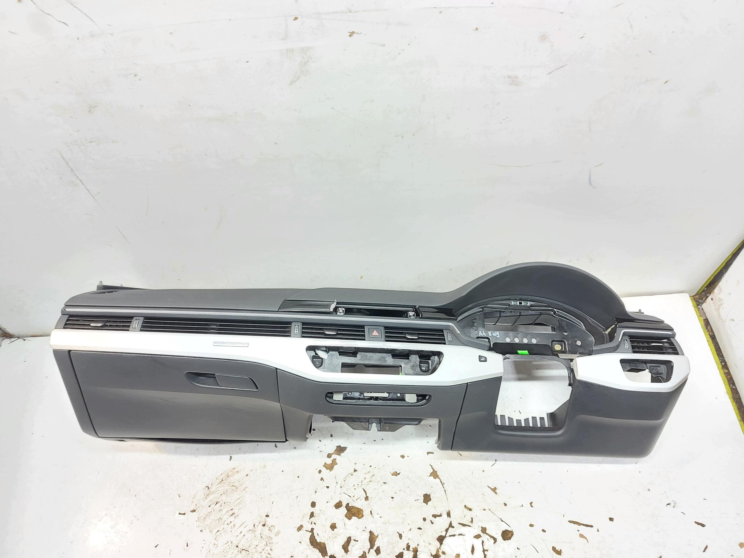 Audi A4 B9 8W LIFT Kombi 8W9 cockpit dashboard instrument panel UK