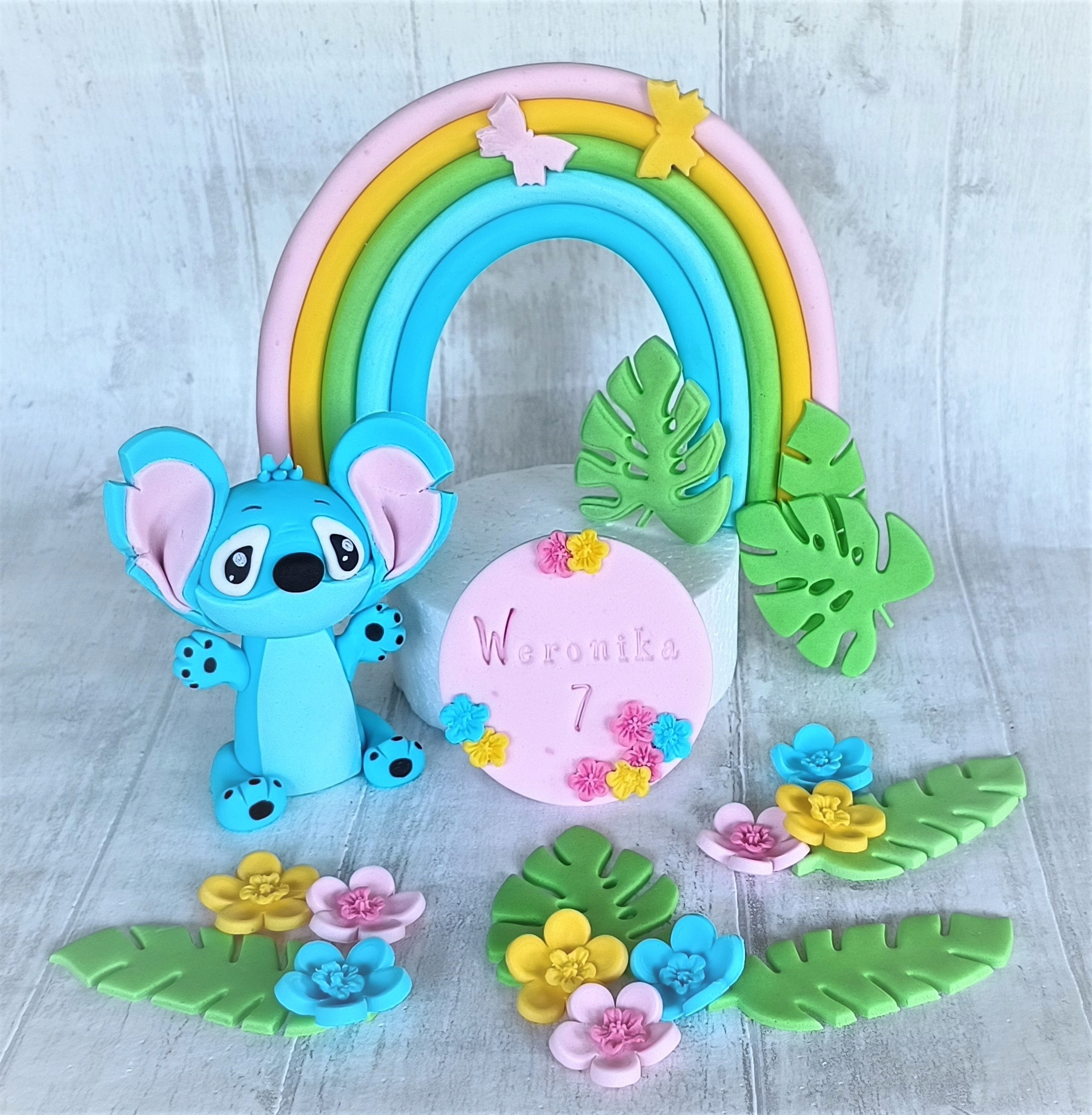 Levně Stitch duhová etiketa figurky z cukrové hmoty na dort Sada dekorací