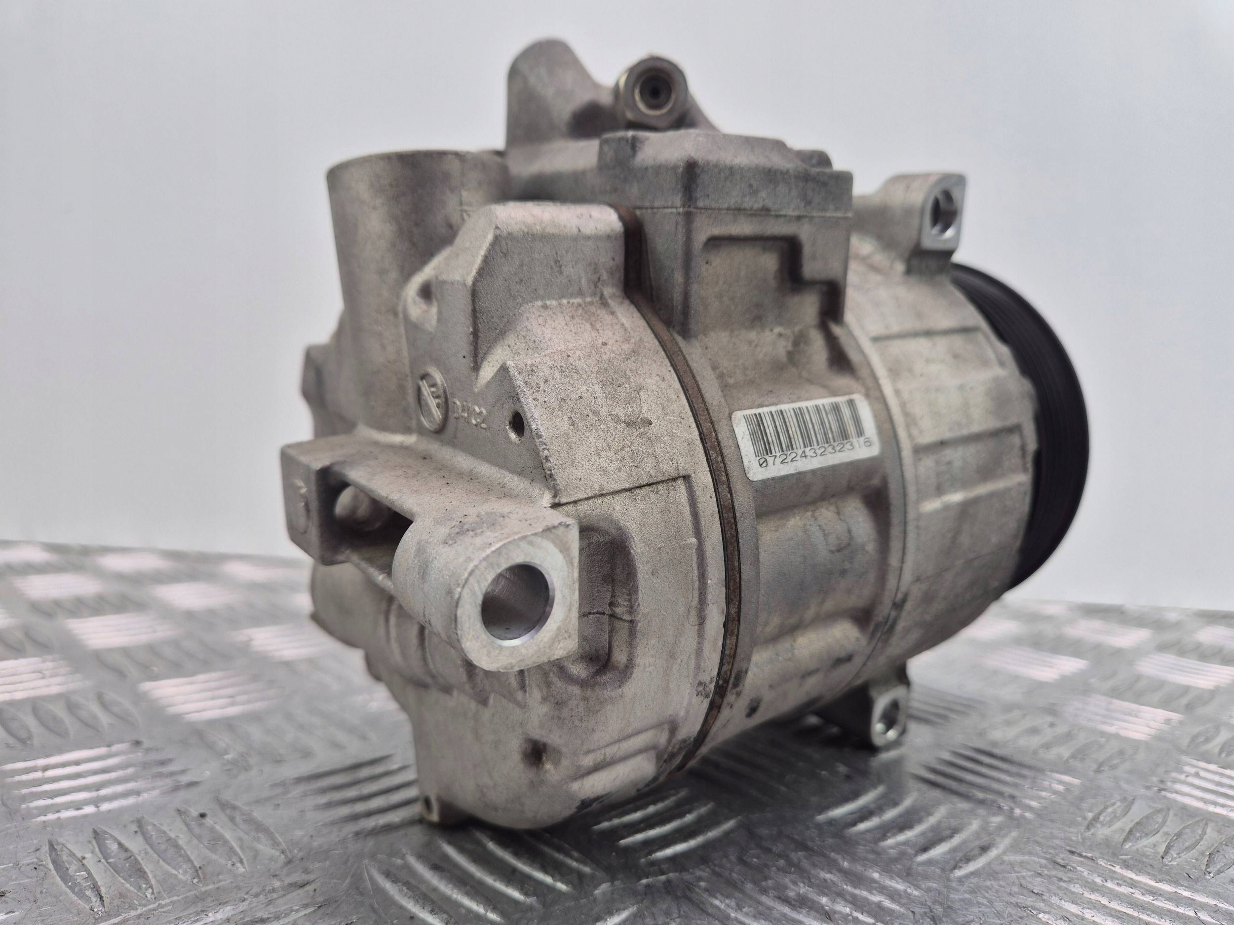 Mercedes C250 CGI W204 compressor; compressor of the air conditioning A0008307800