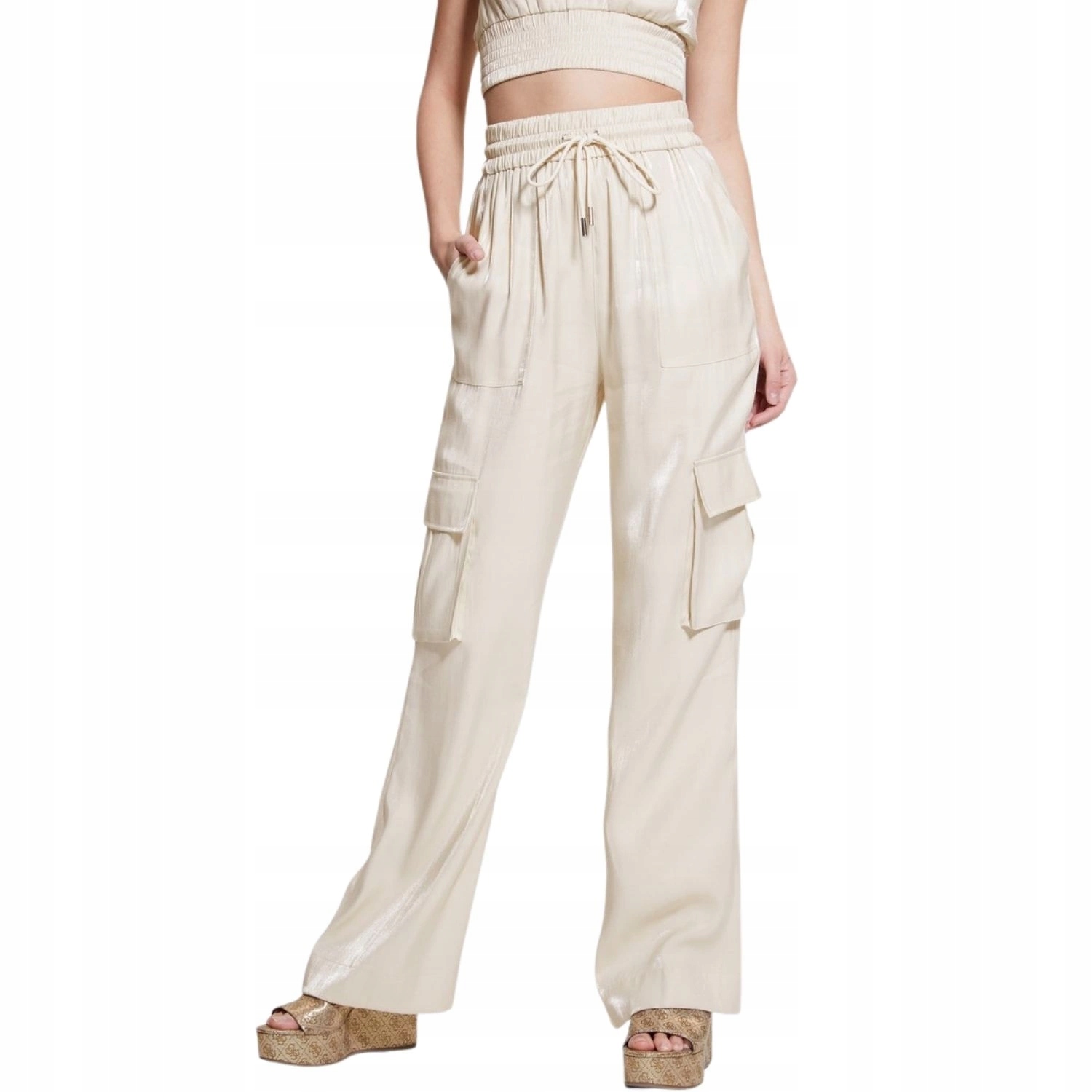 Dámské látkové kalhoty Guess béžové saténové cargo. Xs