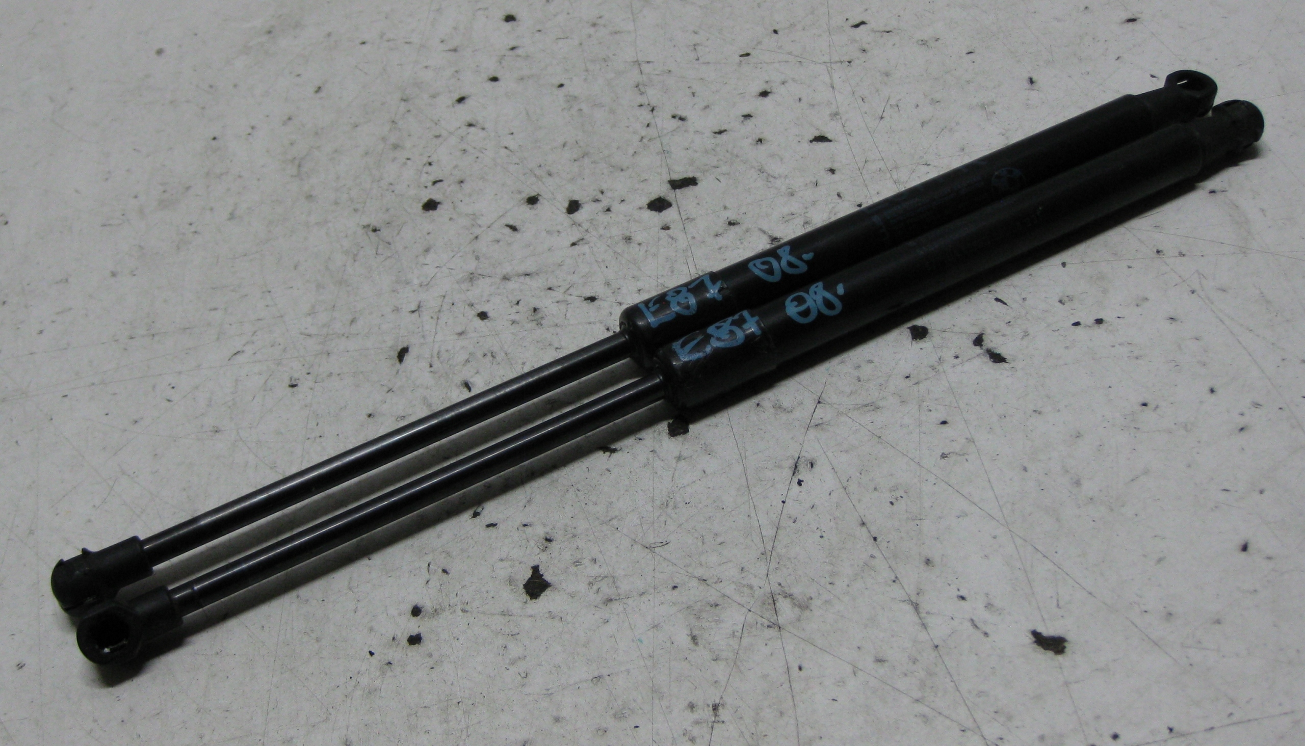 BMW E87 2.0 e 08R SILOWNIKI TELESKOPY del cofano KOMPLET 7118370