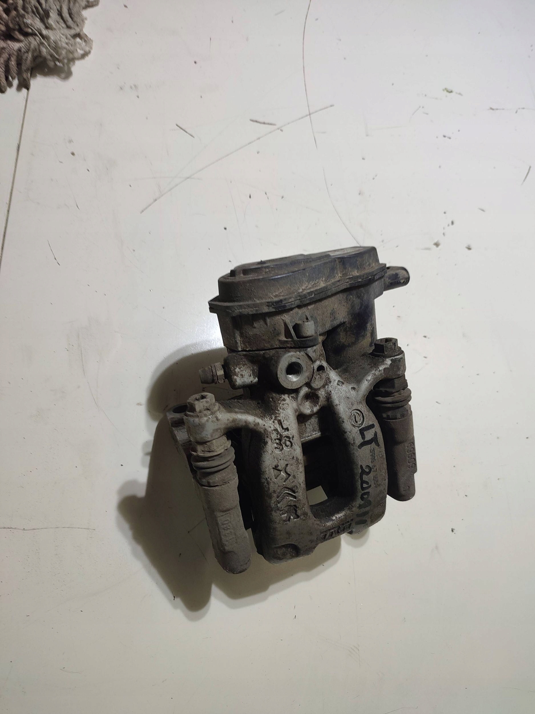 Peugeot 2008 II 2020 rear part side left rear caliper brake