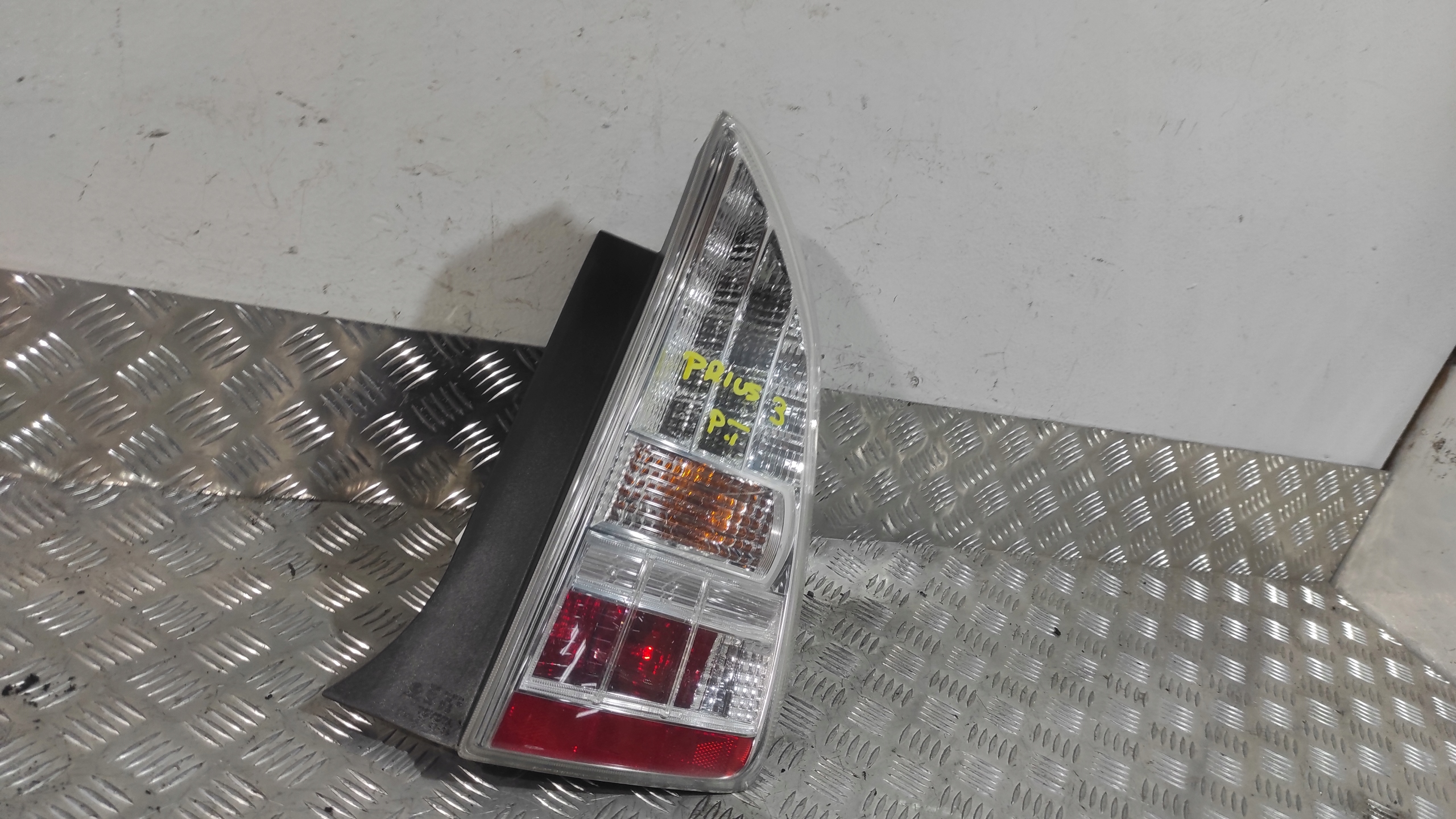 фонарь правый TOYOTA PRIUS III 09-15