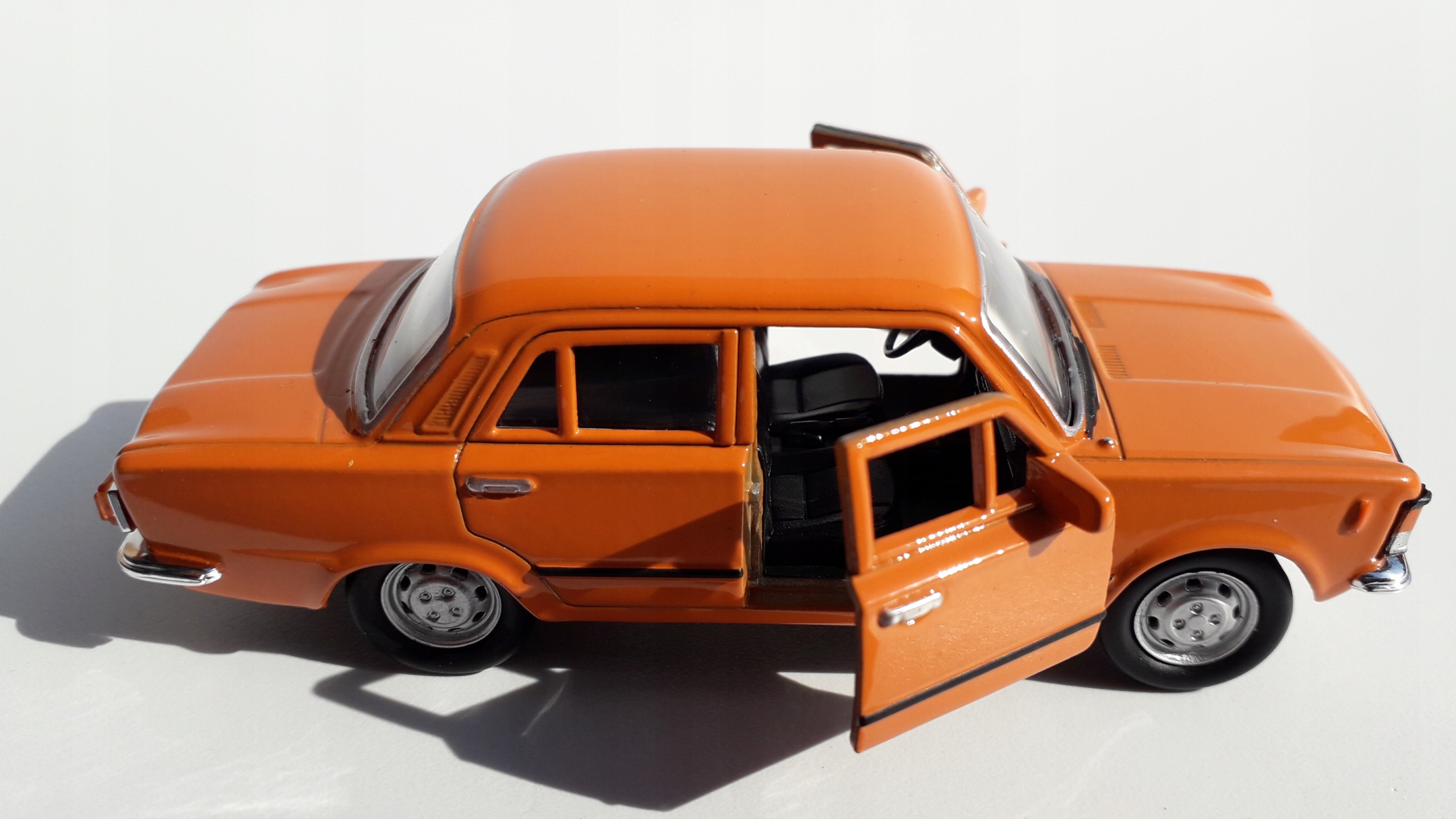 Fiat 125P Pomarańczowy Metalowy Model WELLY 1:34