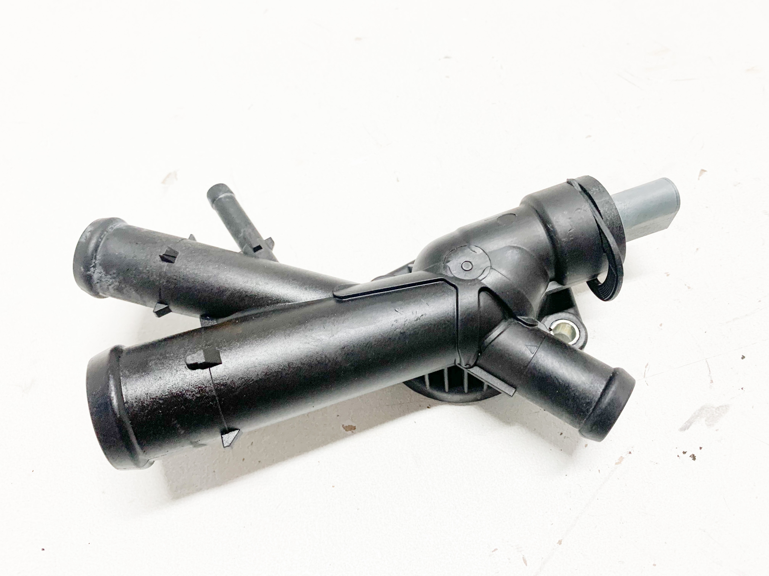 OBUDOWA TERMOSTATU 03L121131AA 1.6 TDI CAY VW POLO