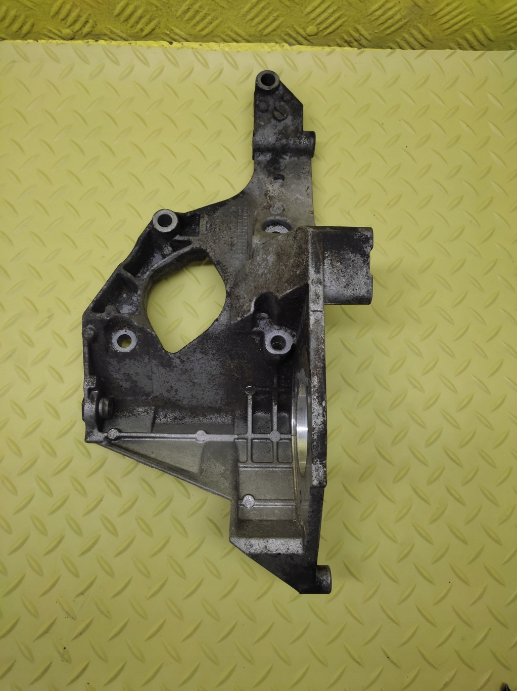SKODA FABIA and 1.9 TDI console engine mount 038903143T