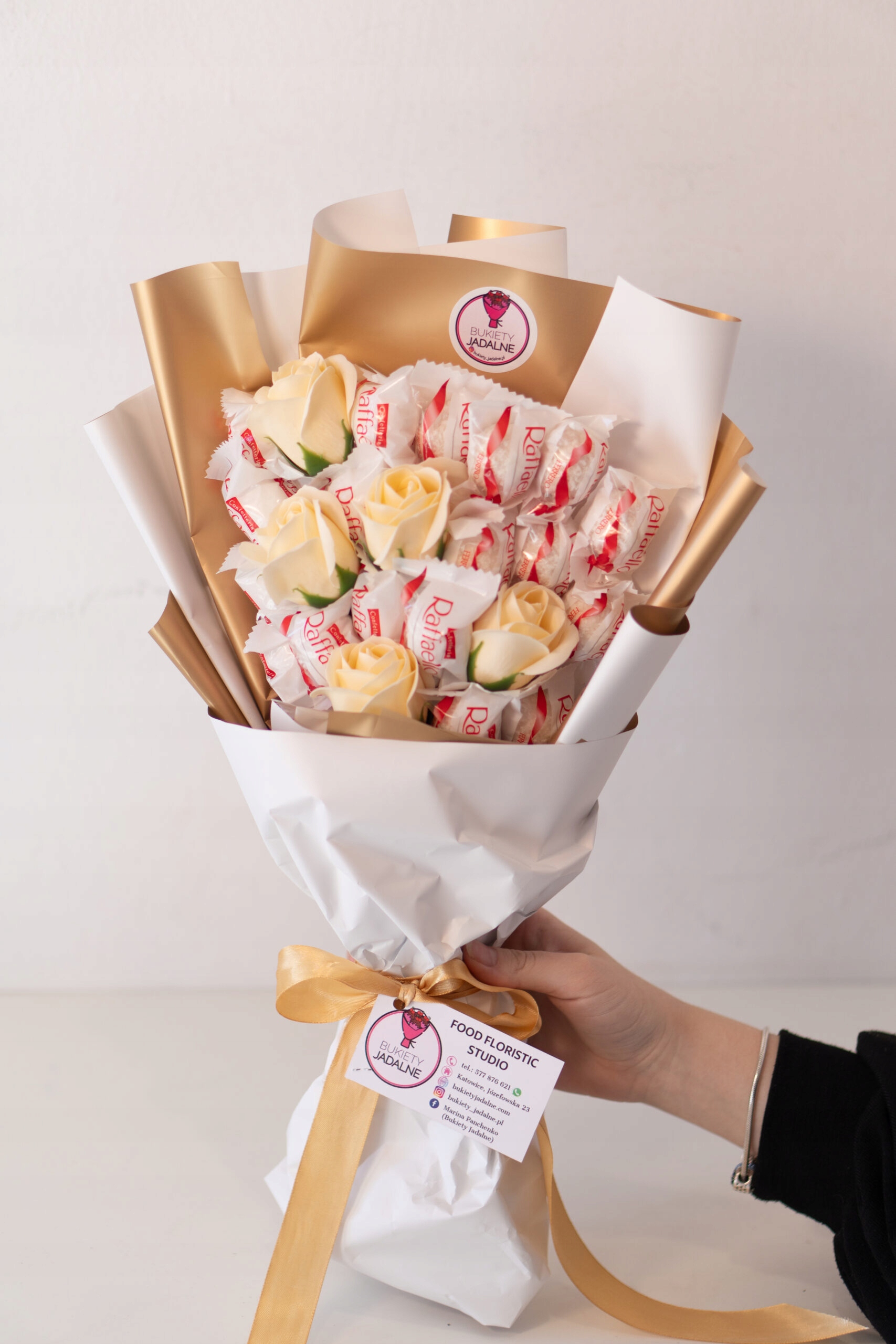 Levně Kytice 20 ks rafaello a 5 růží bílo-zlatá