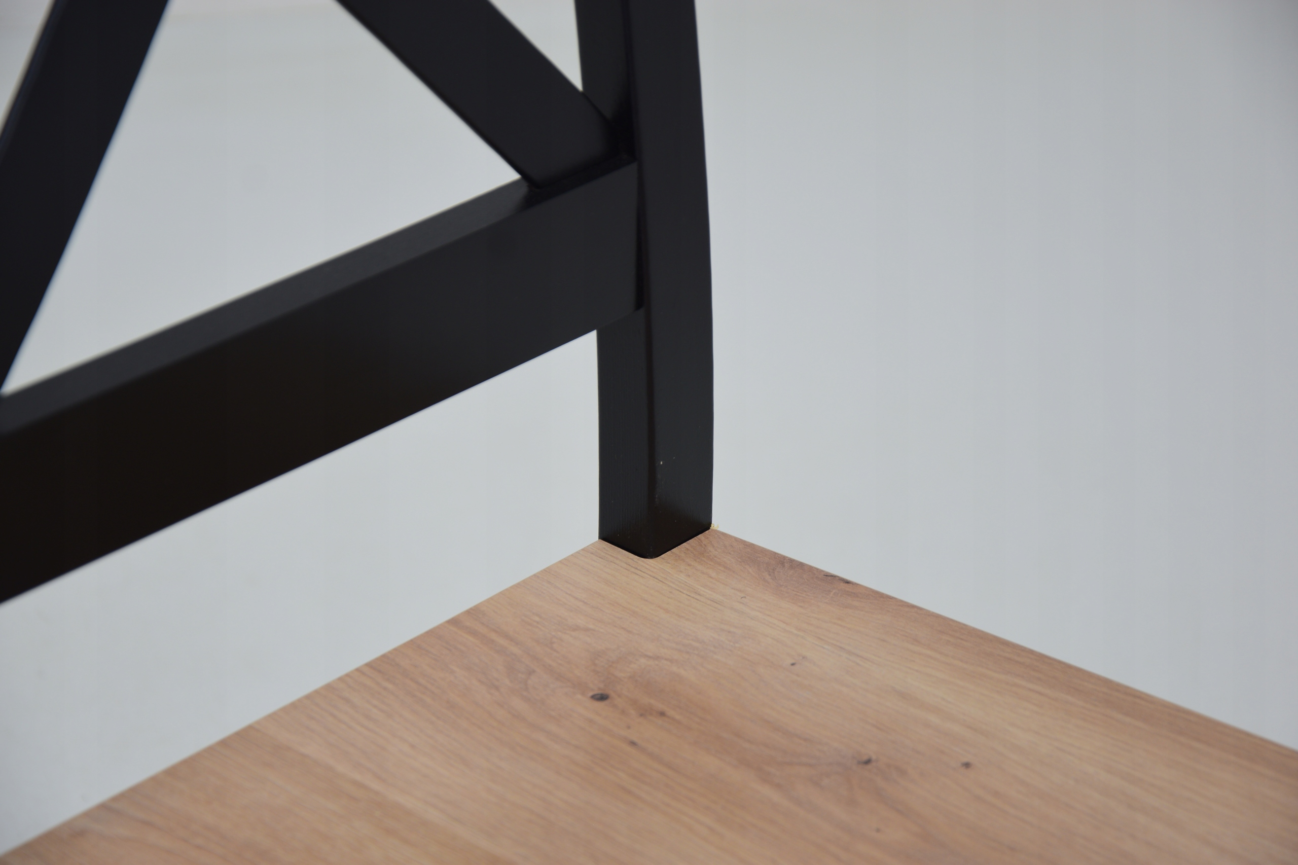 rozkładany stół LAMEL i 4 drewniane krzesła BOHO Materiał płyta laminowana