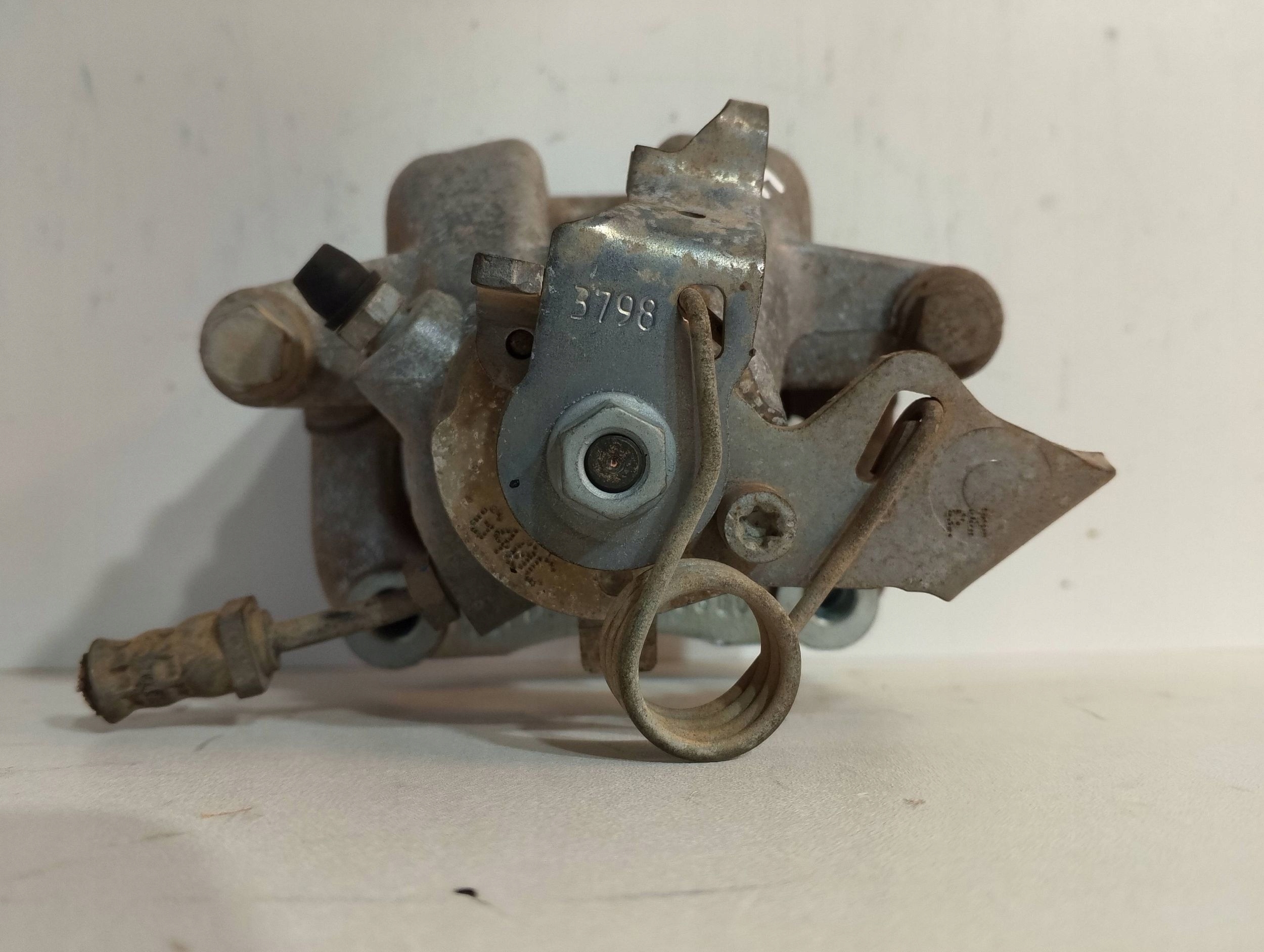 Peugeot 208 caliper rear right 3253755 (B255)