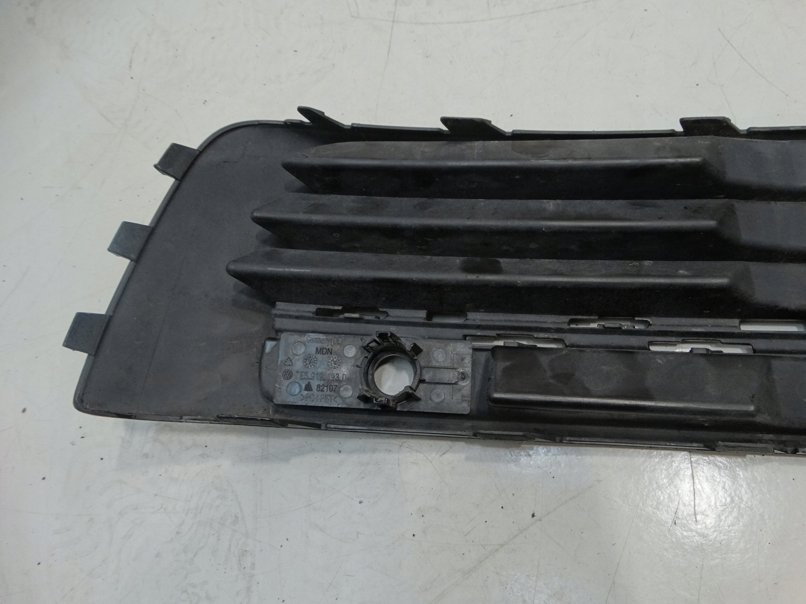 grid of a bumper left front VOLKSWAGEN TRANSPORTER T6 7E5853683