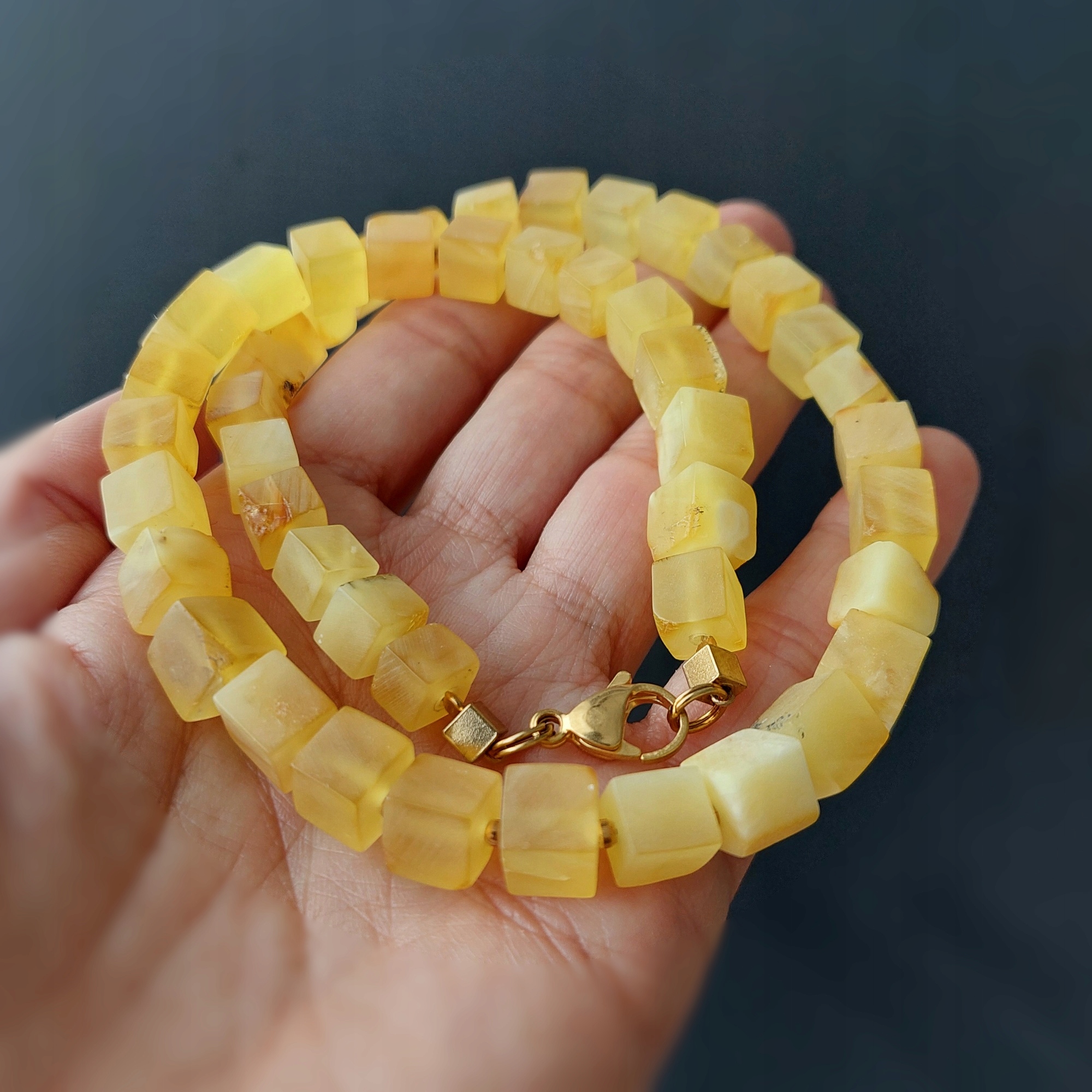 Náhrdelník baltský jantar , žlutá kostka, matné stříbro 925, elegantní dárek