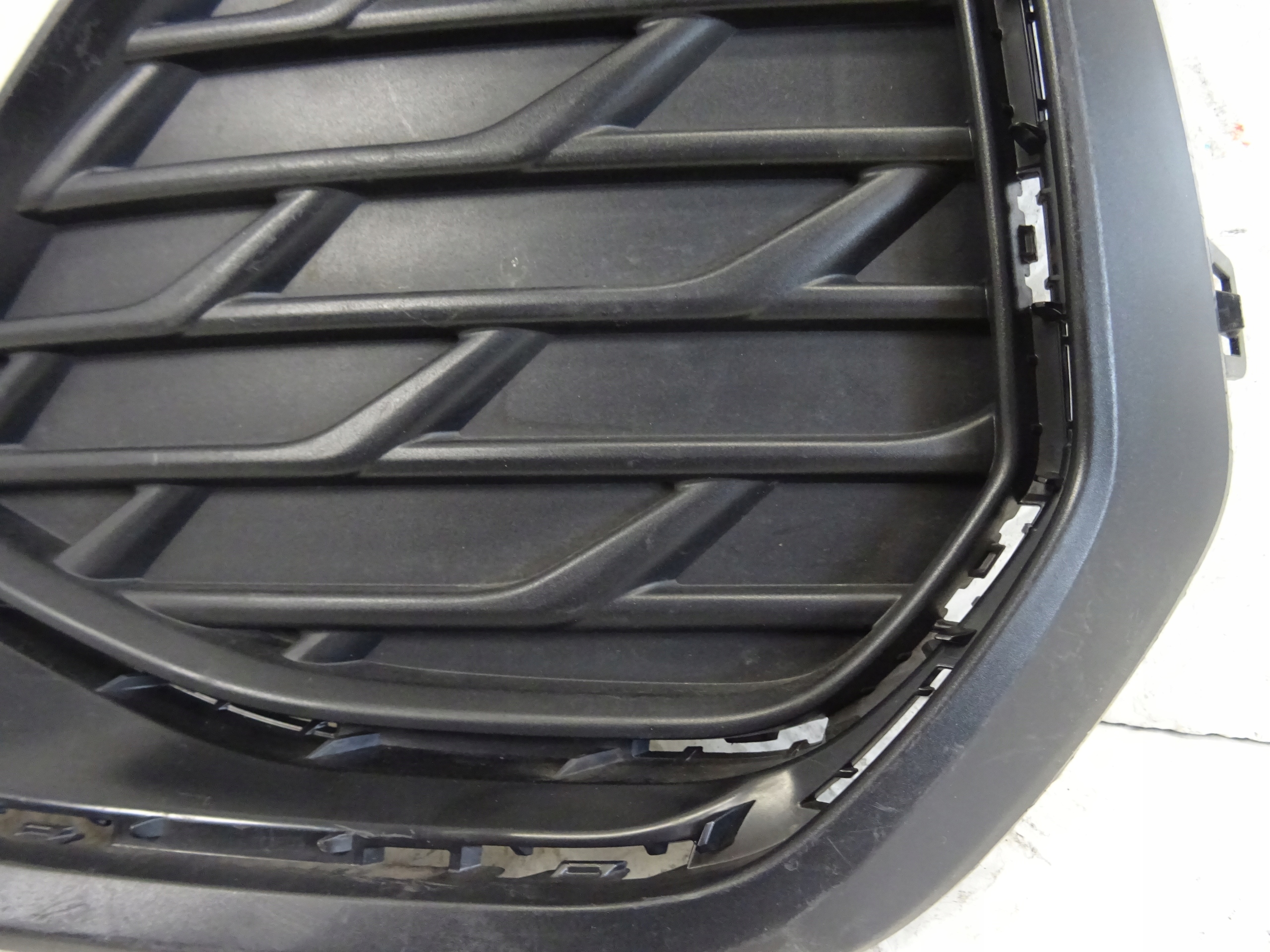 grid of a bumper front front left AUDI A3 8Y LIFT S-LINE 8Y0807681H.