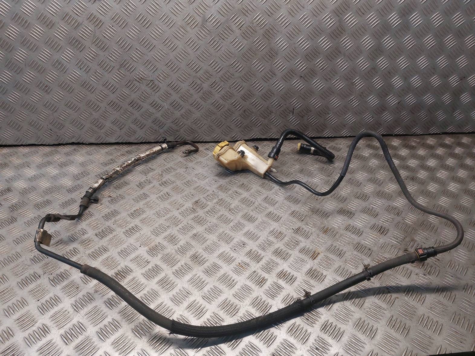 Servoölbehälter FORD FIESTA MK5 1.4 TDCI 2S6C3531BC