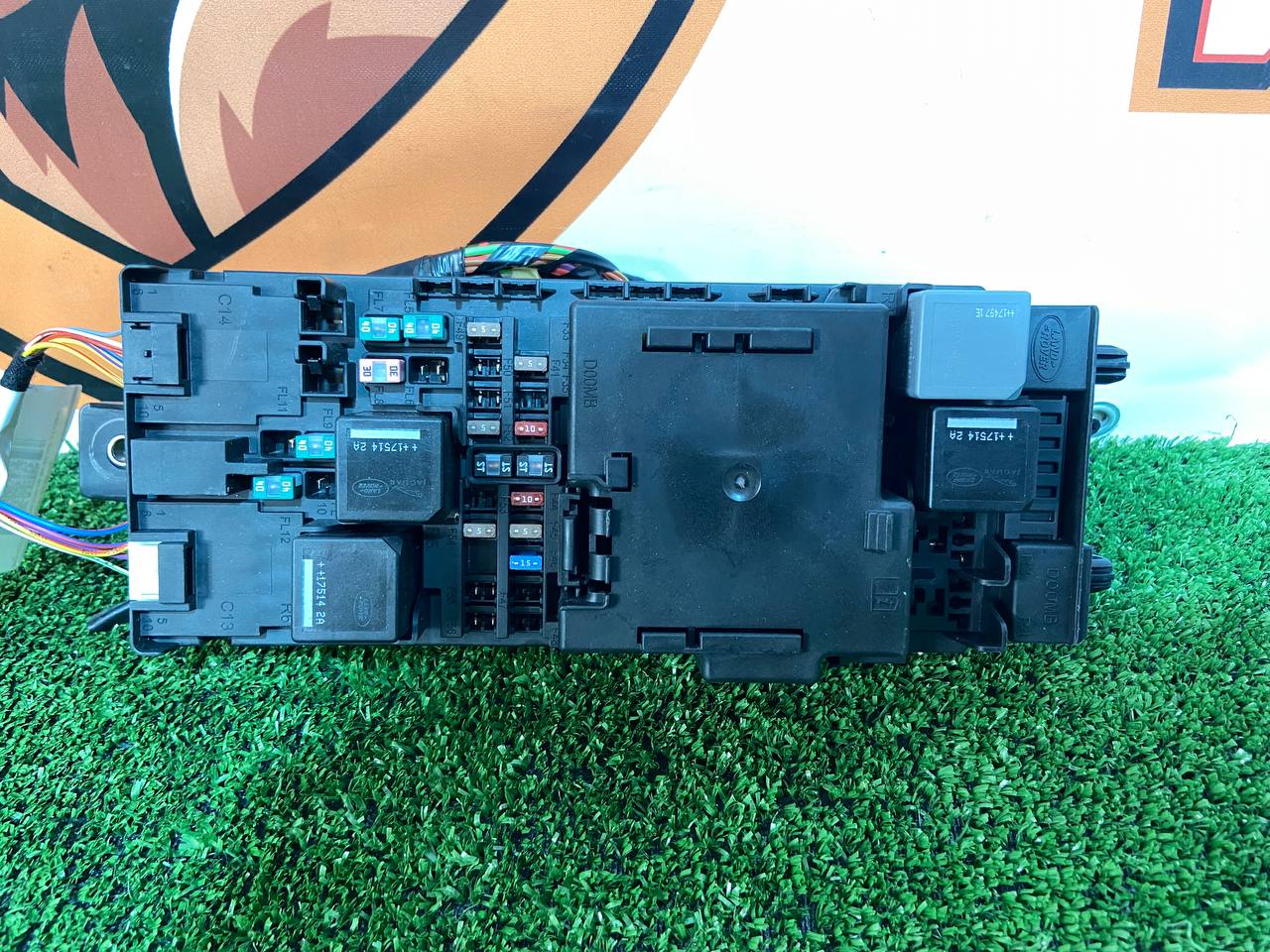 SKRZYNKA BEZPIECZNIKÓW RANGE ROVER SPORT L494 JPLA-14A073-BB Producent części Land Rover OE