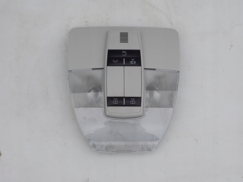 MERCEDES W169 LAMPKA OŚWIETLENIA KABINY PODSUFITKI