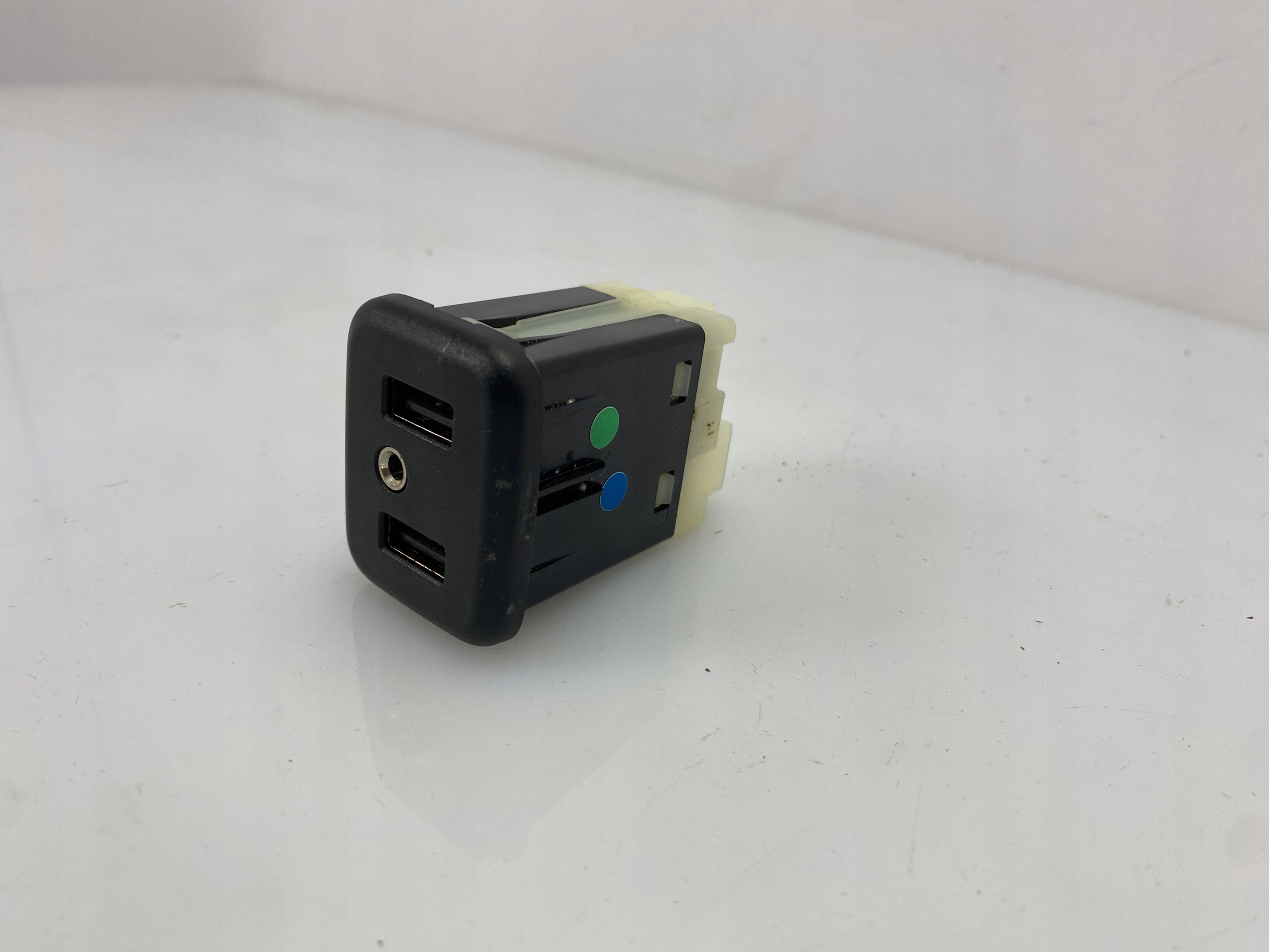 adapter USB AUX module tunel central Dodge Challenger 2015+ USA