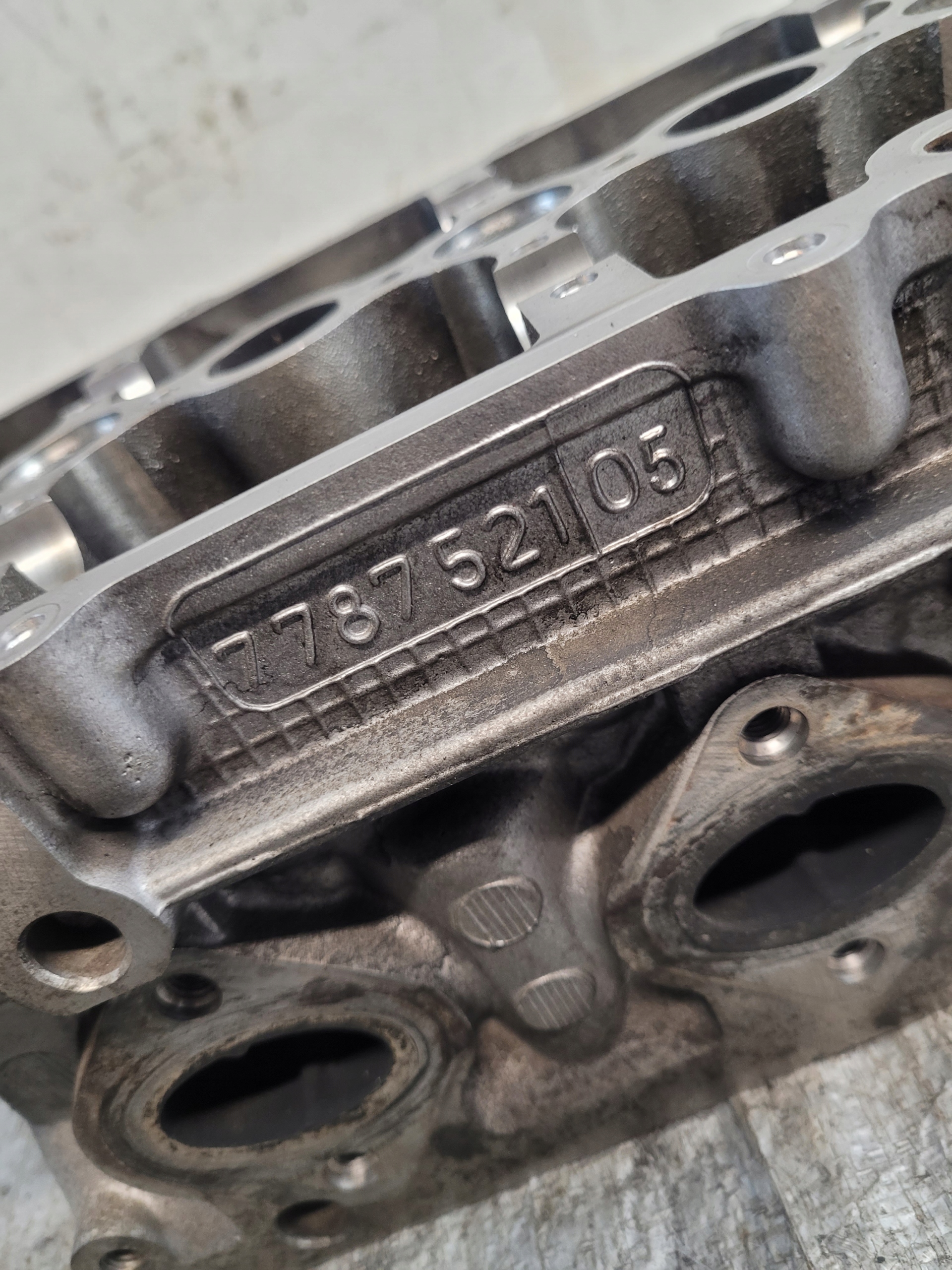 hlava OE 778752105 + vačky + HYDROPOPYCHACZE BMW E87 2.0D M47