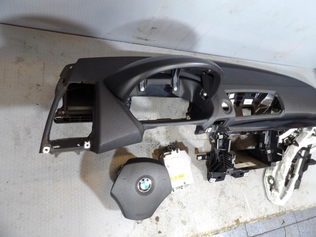 BMW 1 E87 console dashboard airbag cockpit