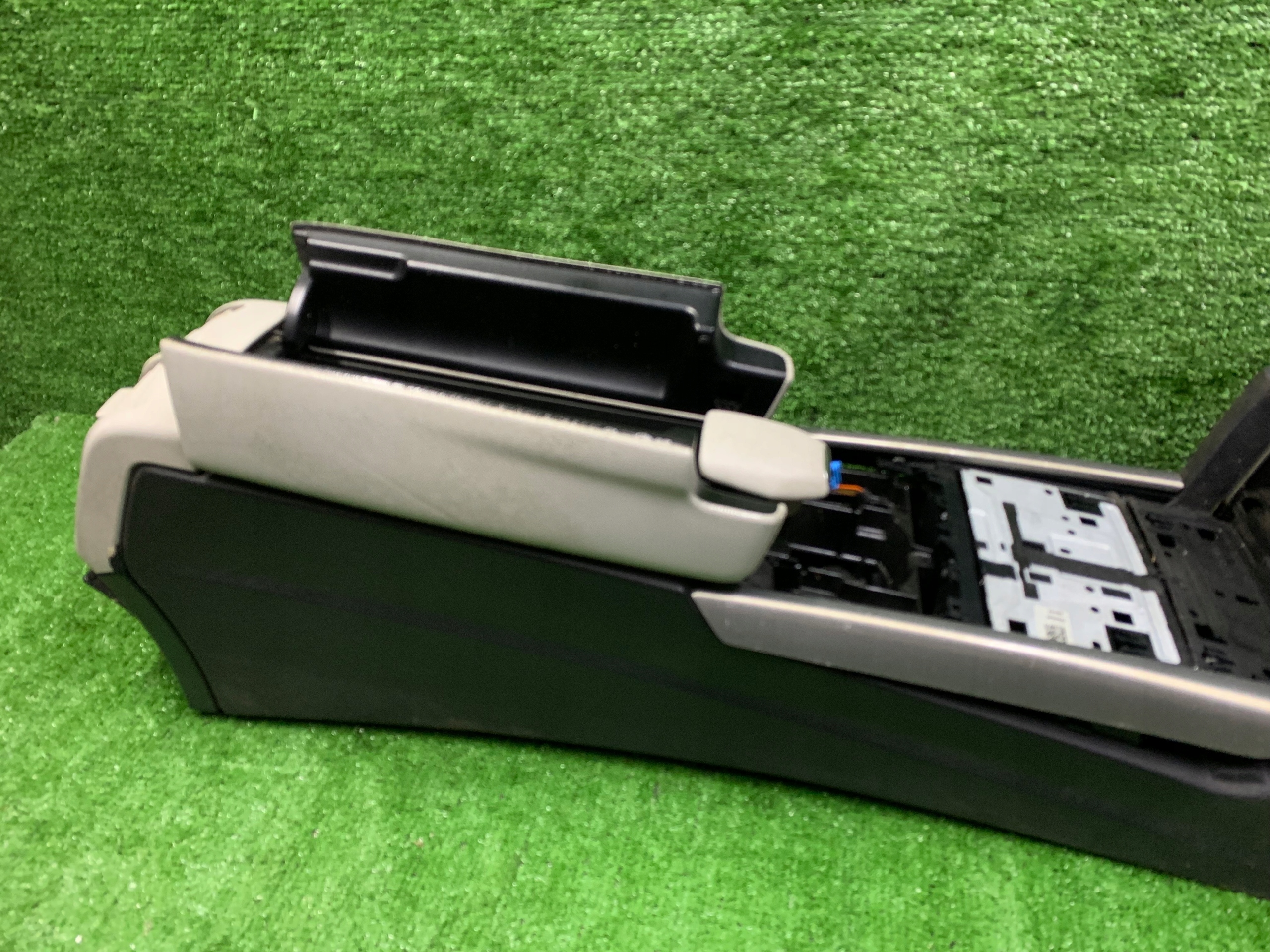 TUNEL central armrest EU MERCEDES E-KLASA W212 09-13