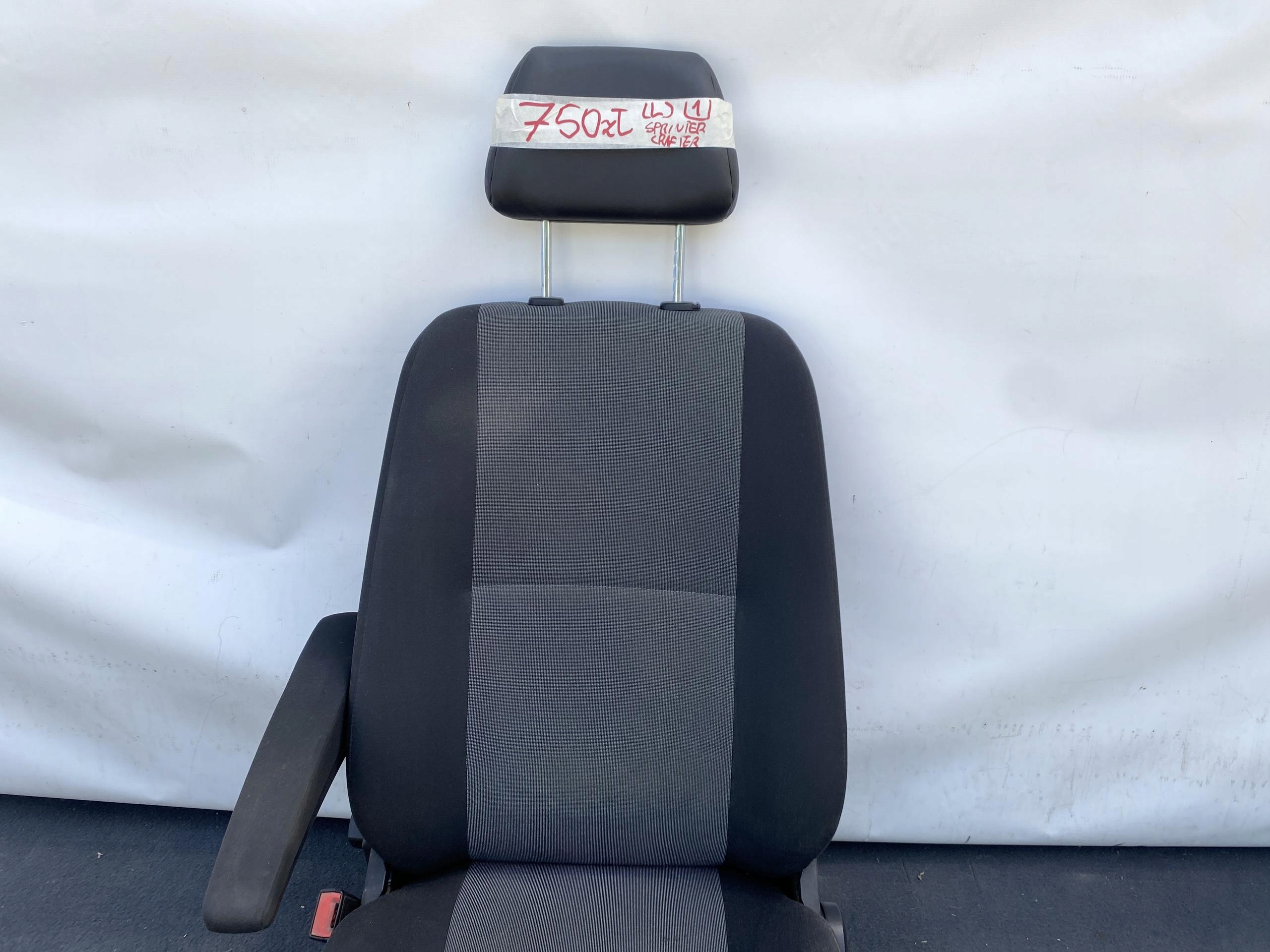 SPRINTER 906 VW CRAFTER 06- seat front driver´s left Z PODLOKIETNIKIEM