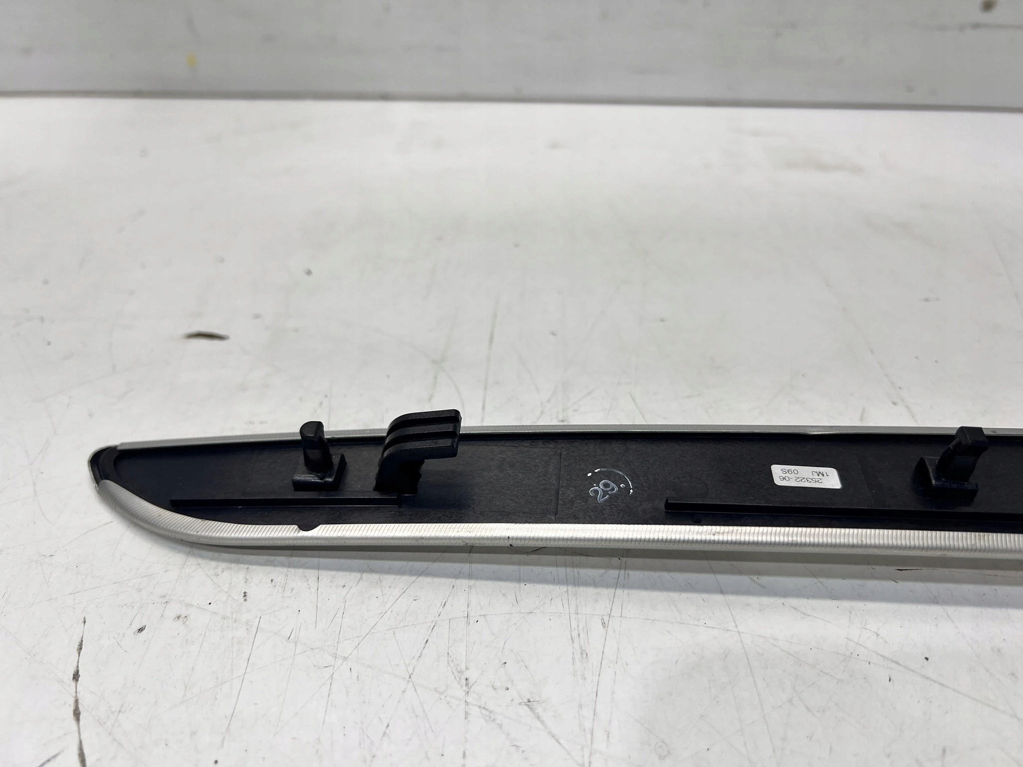 moulding DEKOR door right front AUDI A6 C6 4F0867410 wheel