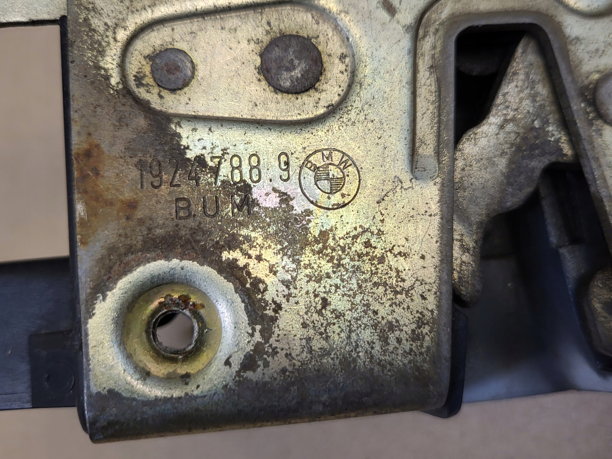 lock Z door PRAWYCH PRZEDNICH CIEGNA BMW 3 E30 4D original