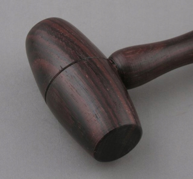 Kladivo z růžového dřeva